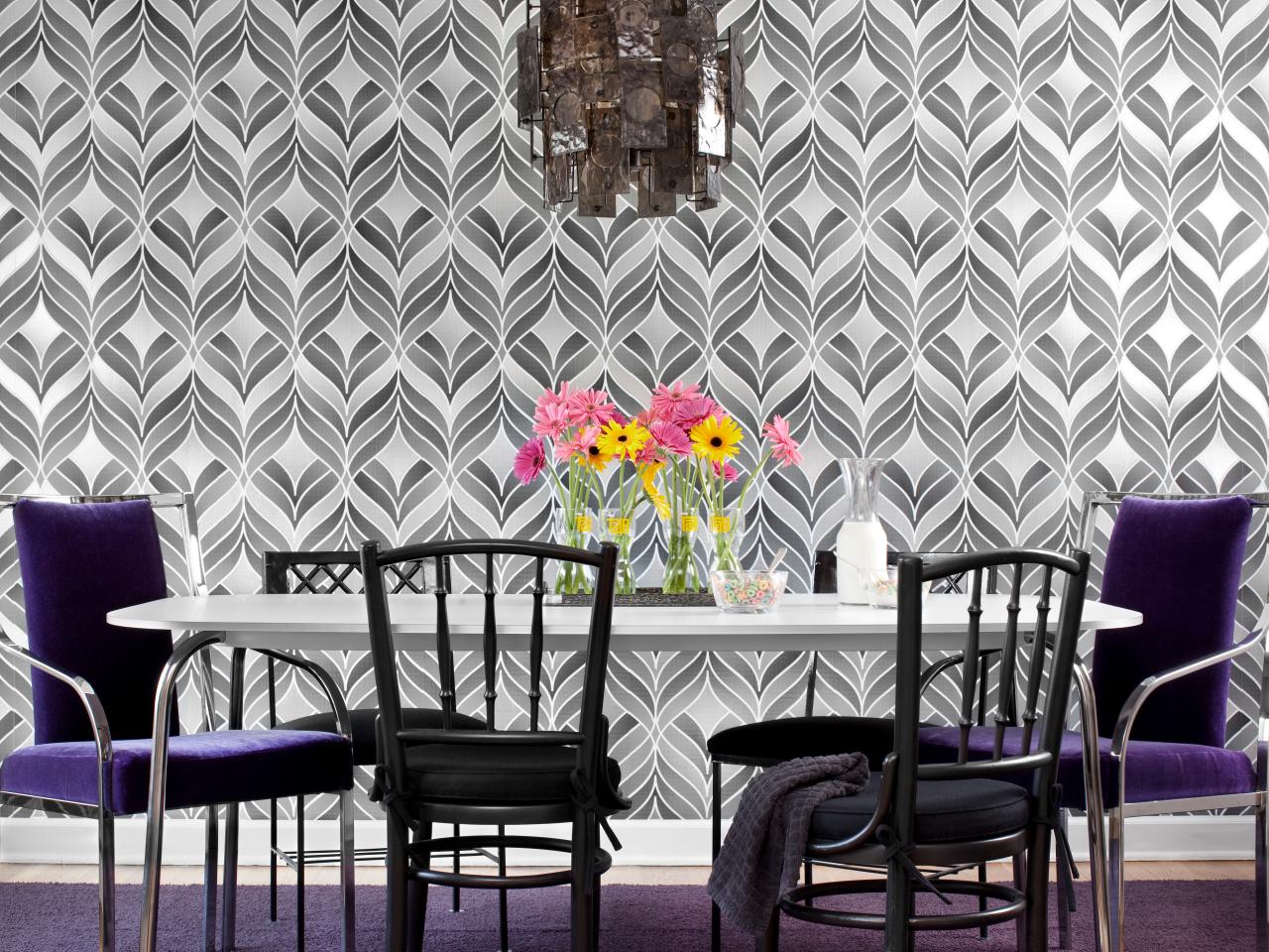 Contemporary Dining Room With Graphic Wallpaper - Motif Wallpaper Dinding Ruang Makan - HD Wallpaper 