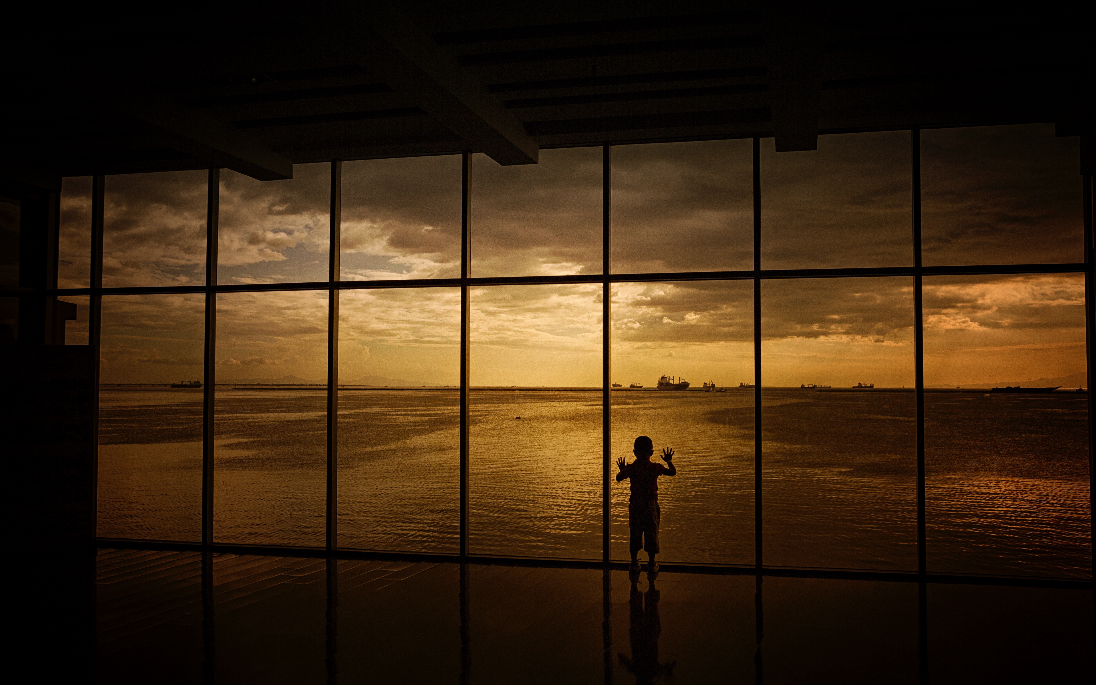 Wallpaper Child, Window, Silhouette, Sea, Clouds, Sunset - Windows 10 Wallpaper 4k Sunset - HD Wallpaper 