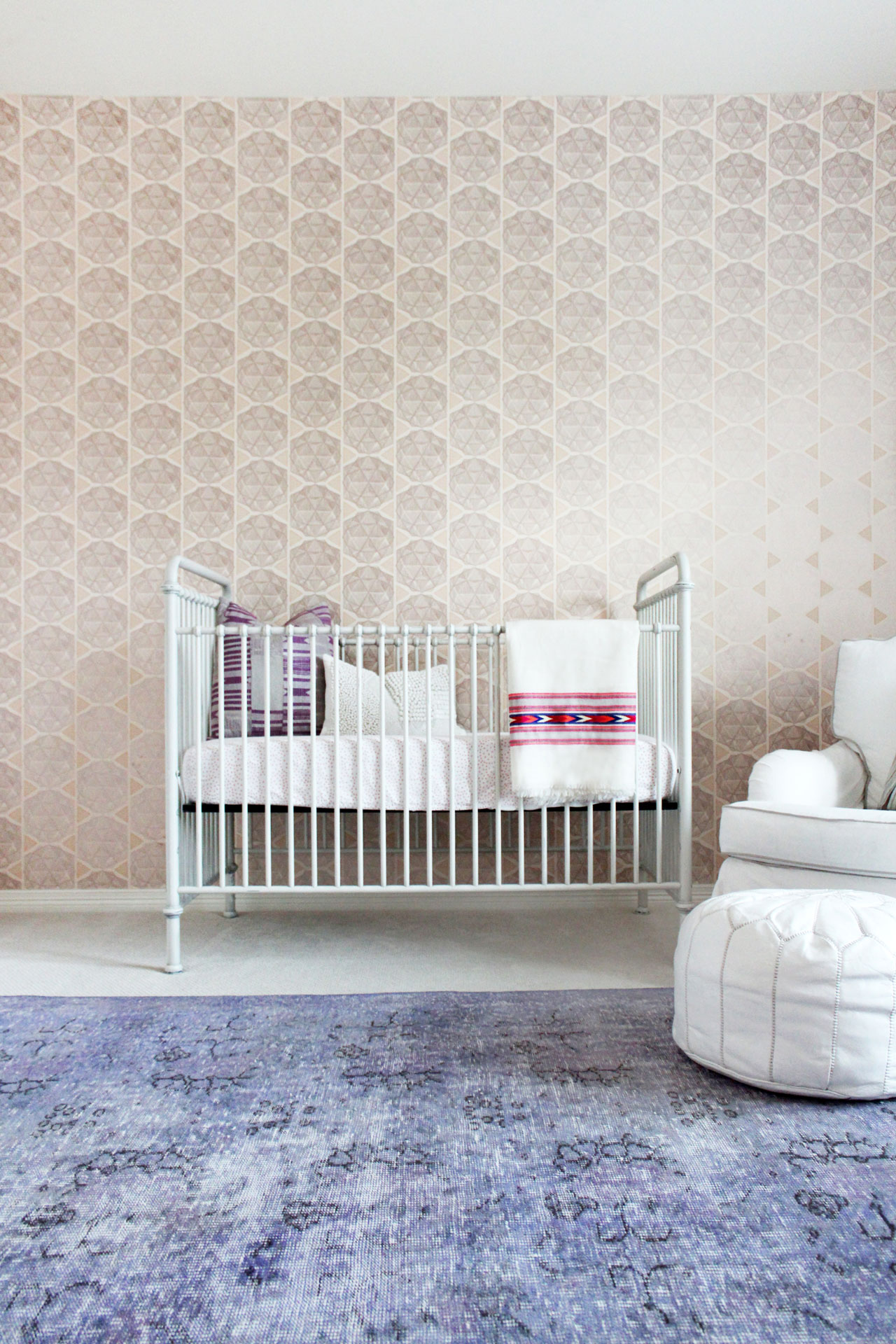 Kid S Room Crib And Wallpaper - Cradle - HD Wallpaper 