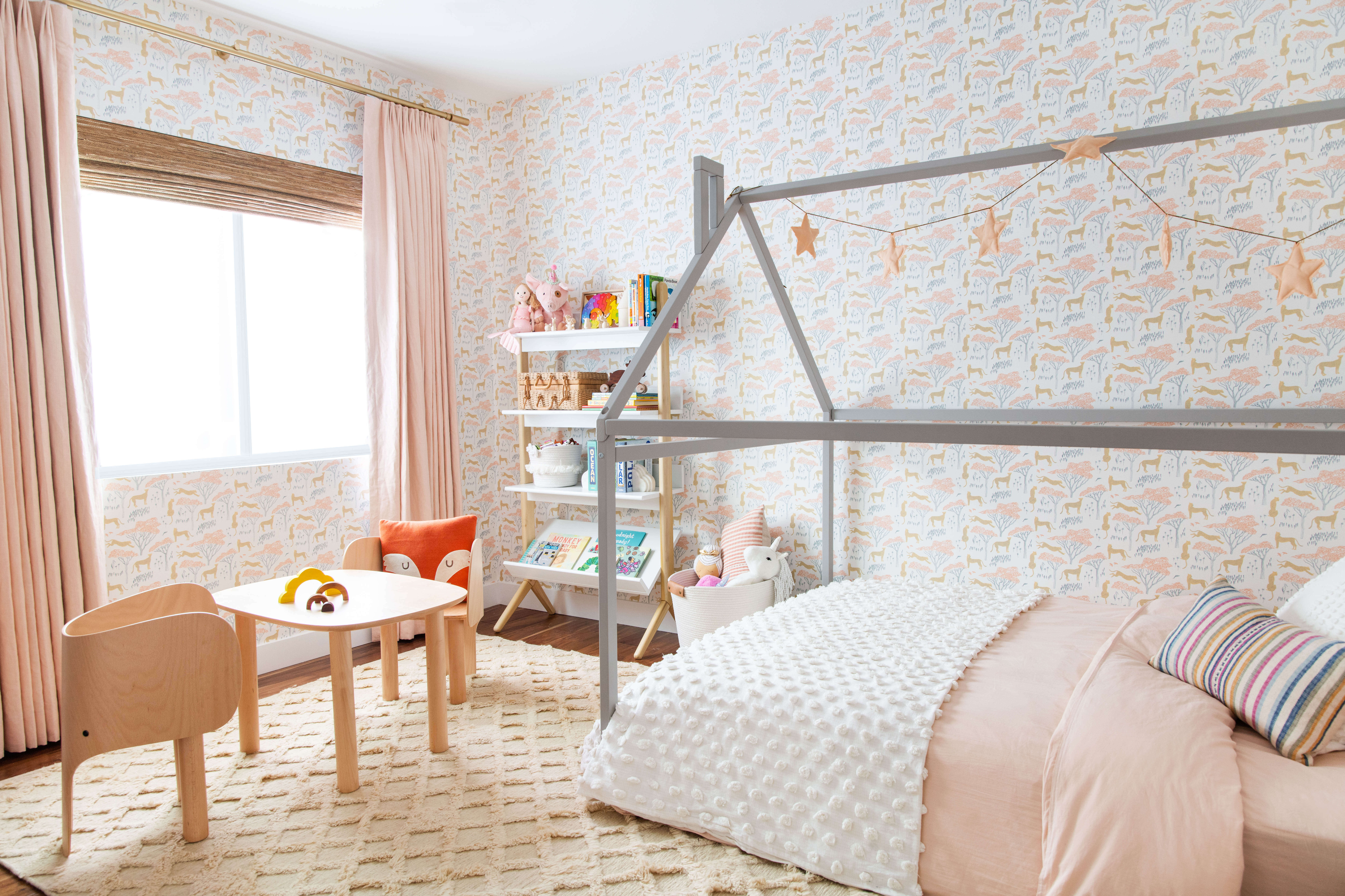 Ginny Macdonald Design Girl S Bedroom With Safari Wallpaper - HD Wallpaper 