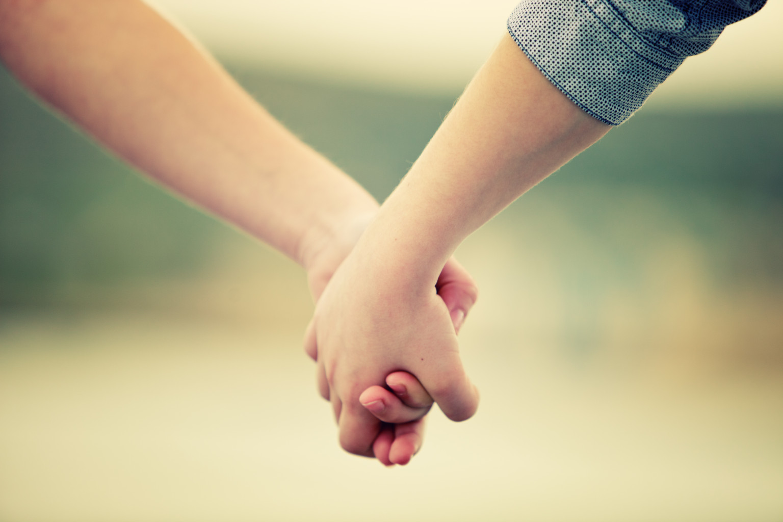 Hands Holding - HD Wallpaper 
