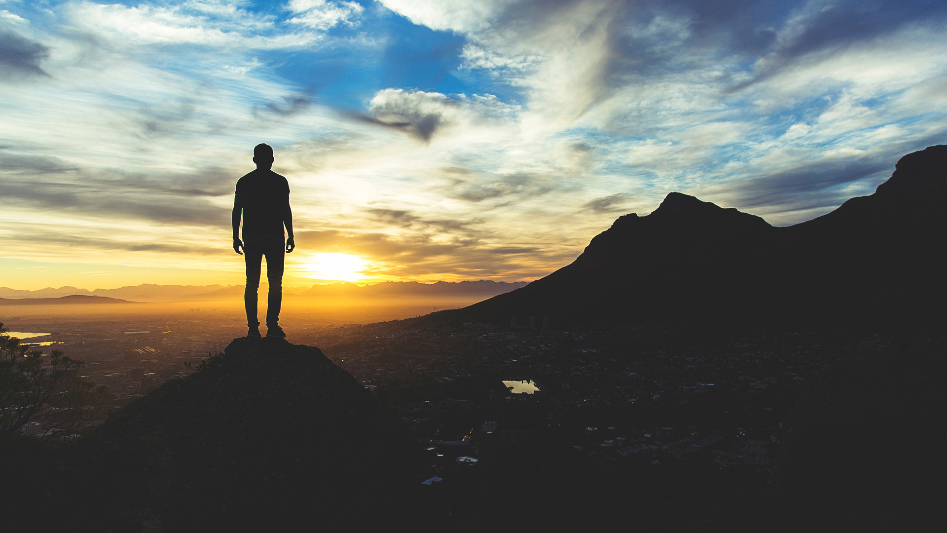 Sunset Alone Boy Alone Hd Wallpapers Background Pics - Person Mountain  Sunset - 1920x1080 Wallpaper 