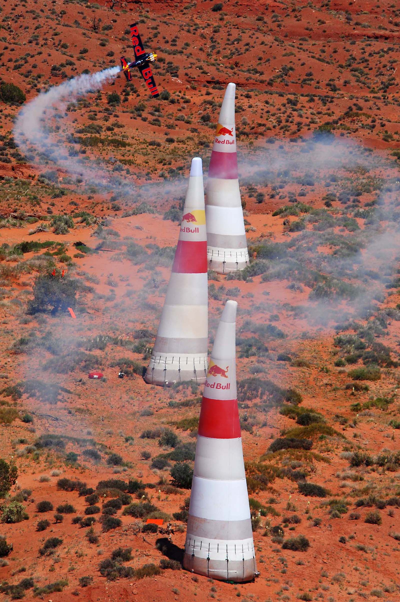 American Race Pilot Kirby Chambliss Navigates The Inflatable - Red Bull Air Race - HD Wallpaper 