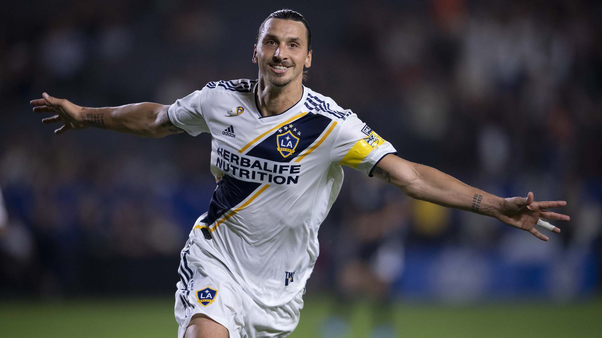 Celebrates A Goal - Zlatan Ibrahimovic A Boca - HD Wallpaper 
