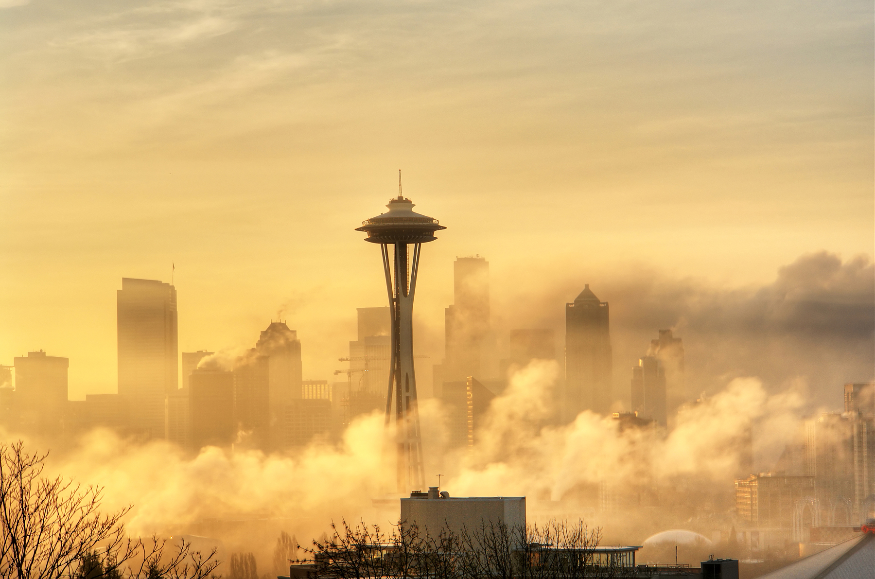 Download Wallpaper Space Niddle , Seattle, Washington - Space Needle In Clouds - HD Wallpaper 