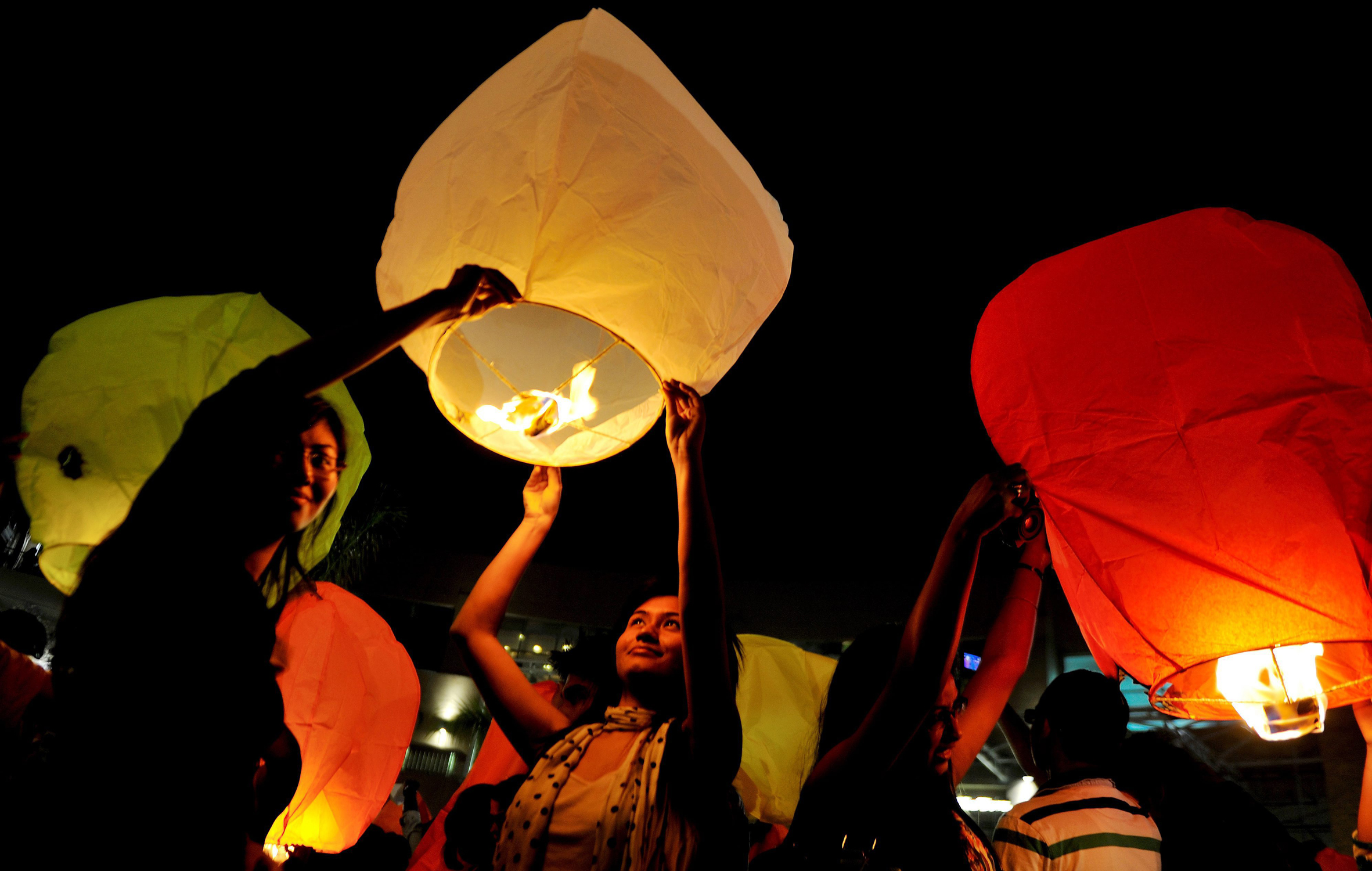 Sky Lantern Wallpaper Hd - HD Wallpaper 