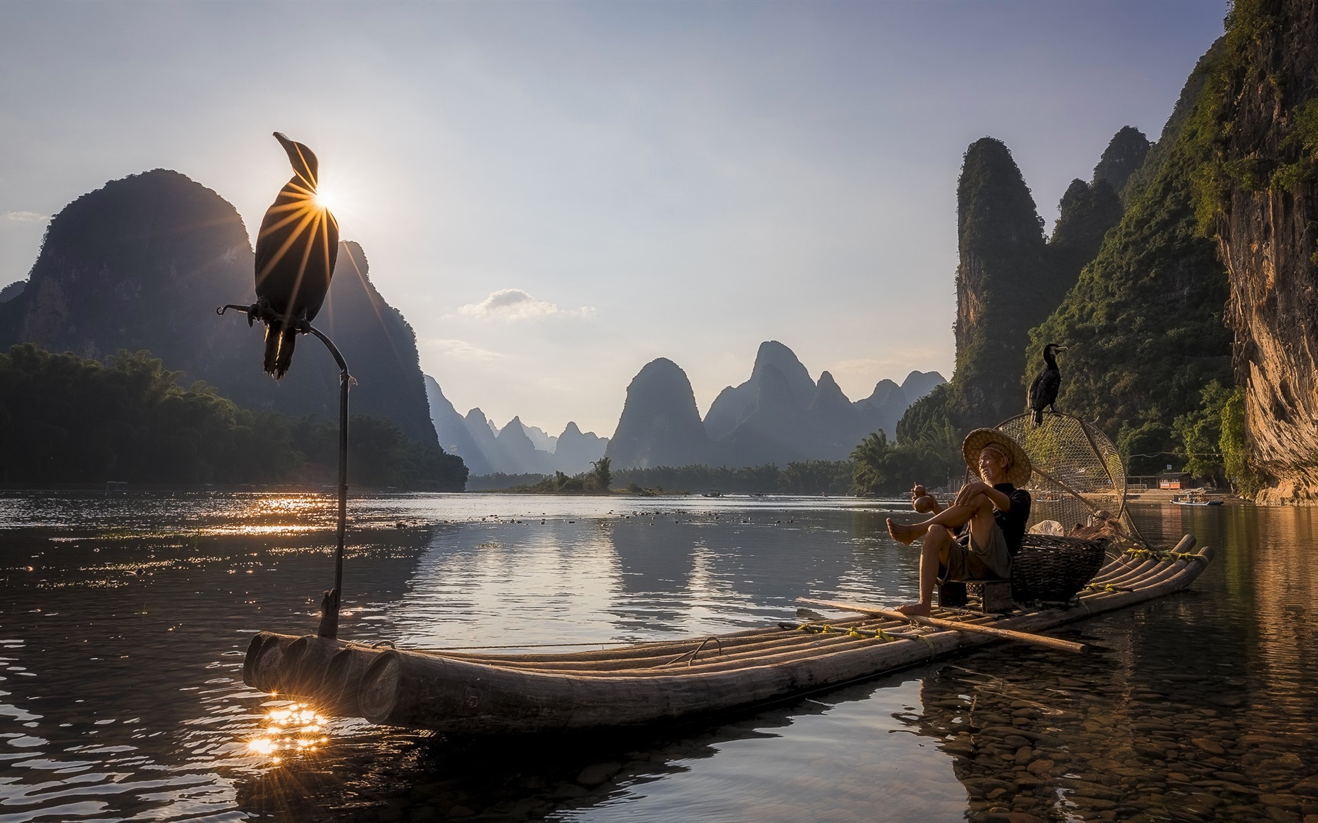 Wallpaper China, Lake, Boat, Fisherman, Bird, Mountains - Guilin Li River - HD Wallpaper 