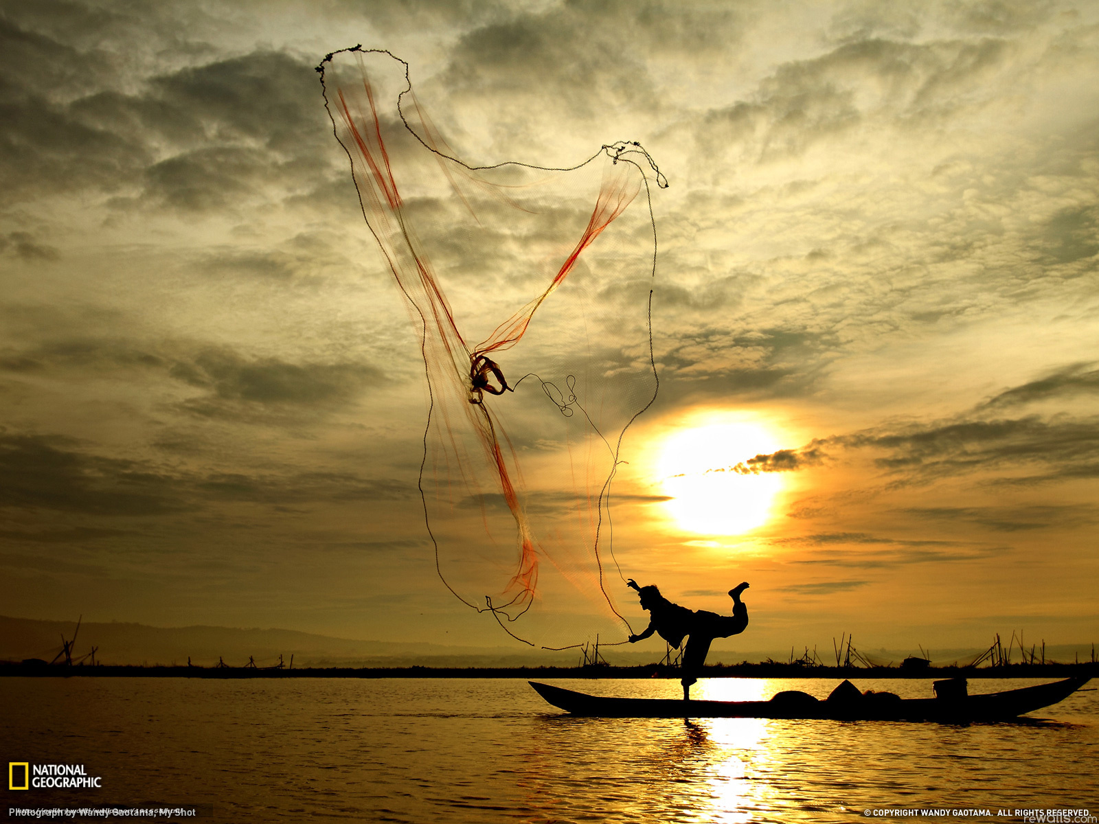 Download Wallpaper Fisherman, Network, Sea, Boat Free - Fishing With Net Hd - HD Wallpaper 