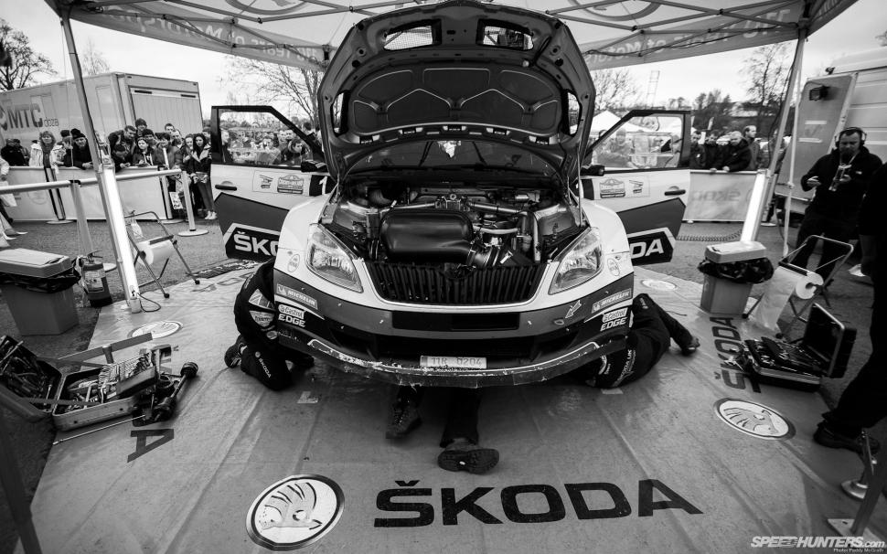 Skoda Bw Pit Mechanic Engine Hd Wallpaper,cars Hd Wallpaper,bw - Škoda Wallpaper Hd - HD Wallpaper 