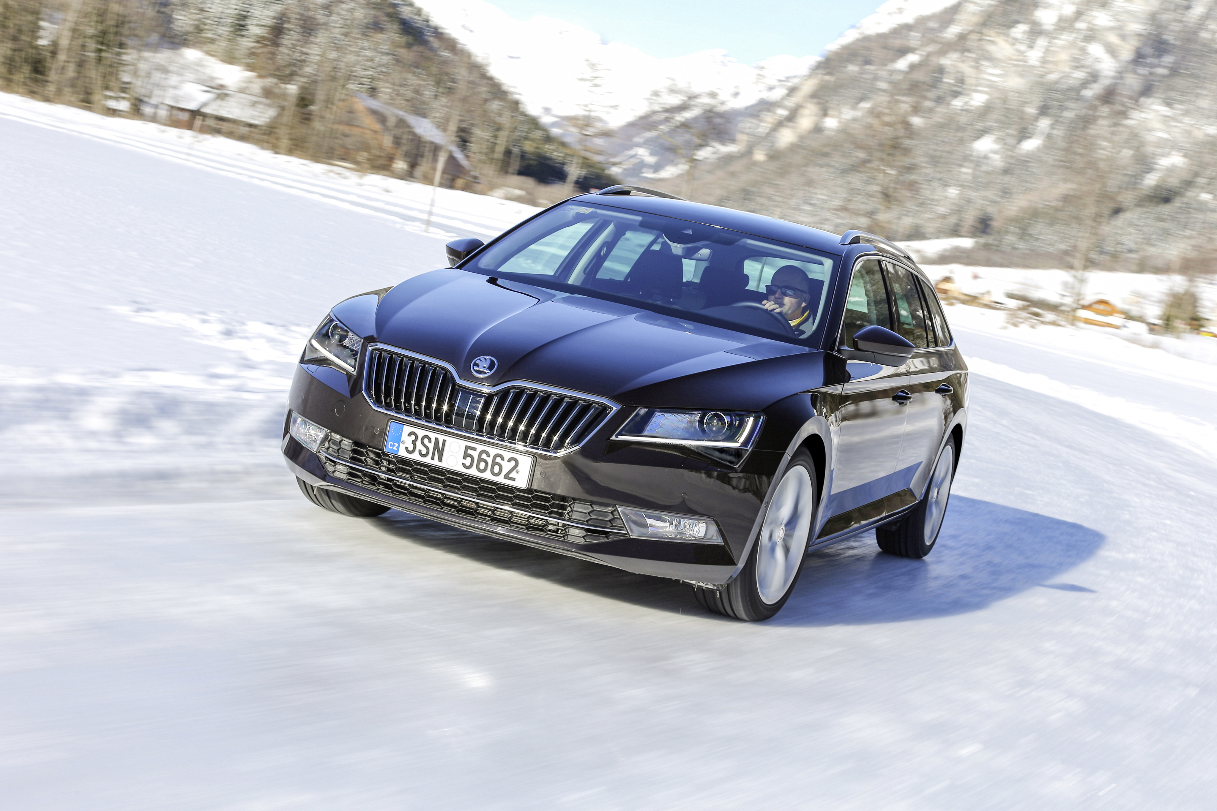 Skoda Superb 2017 Snow - HD Wallpaper 