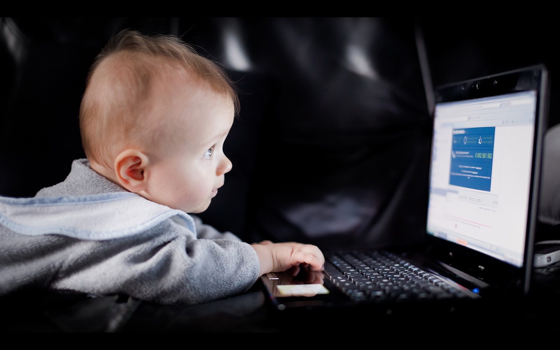 Wallpaper Cute Baby Boy Use Laptop - Cute Baby On Computer - HD Wallpaper 