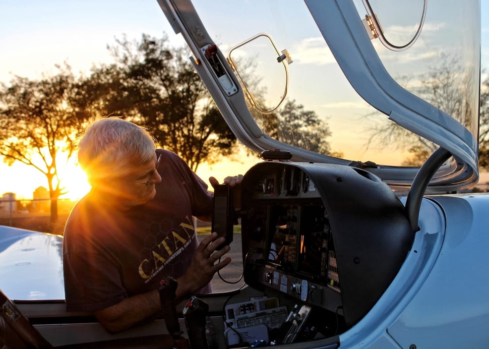 People, Old, Man, Working, One Man Only, Adults Only - Airplane - HD Wallpaper 