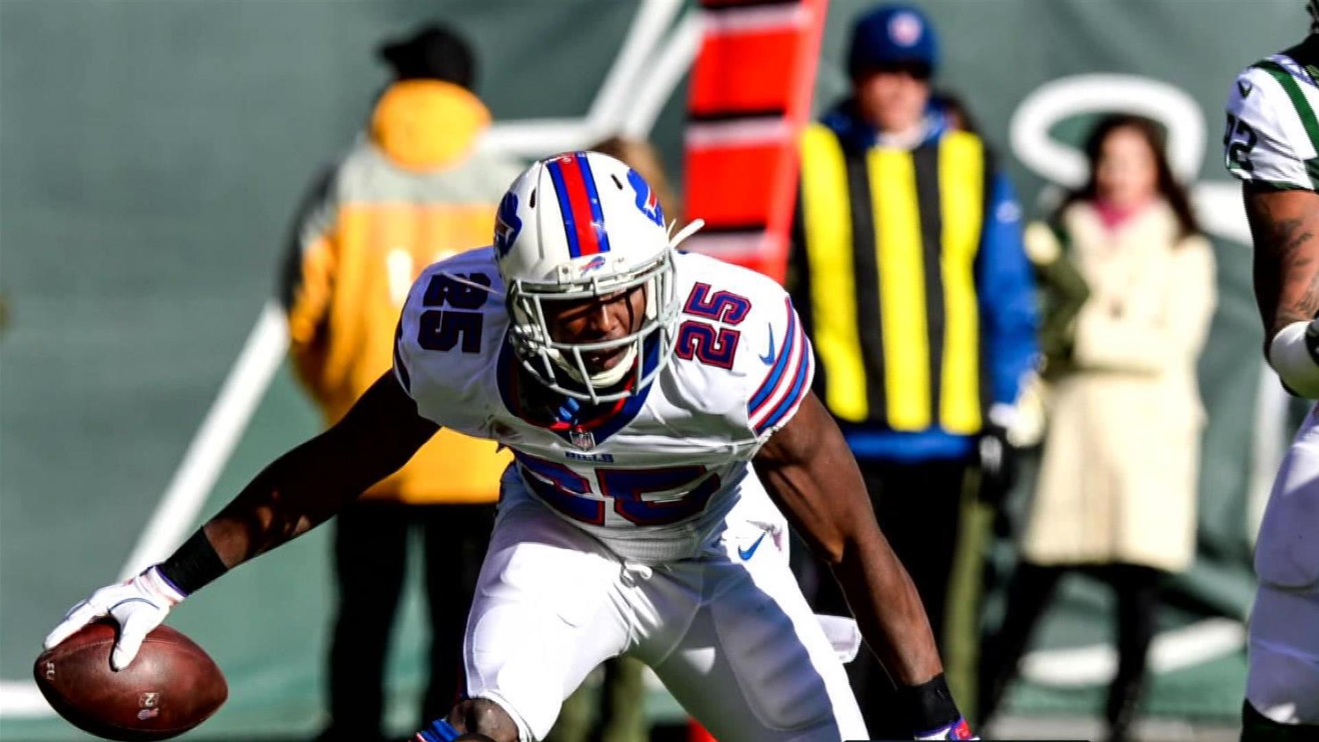 Lesean Mccoy Carrying The Ball - HD Wallpaper 