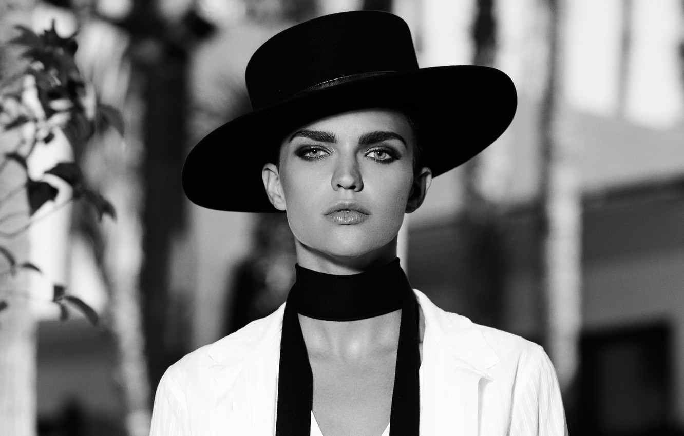 Photo Wallpaper Hat, Black And White, Ruby Rose - Model With Black Hat - HD Wallpaper 