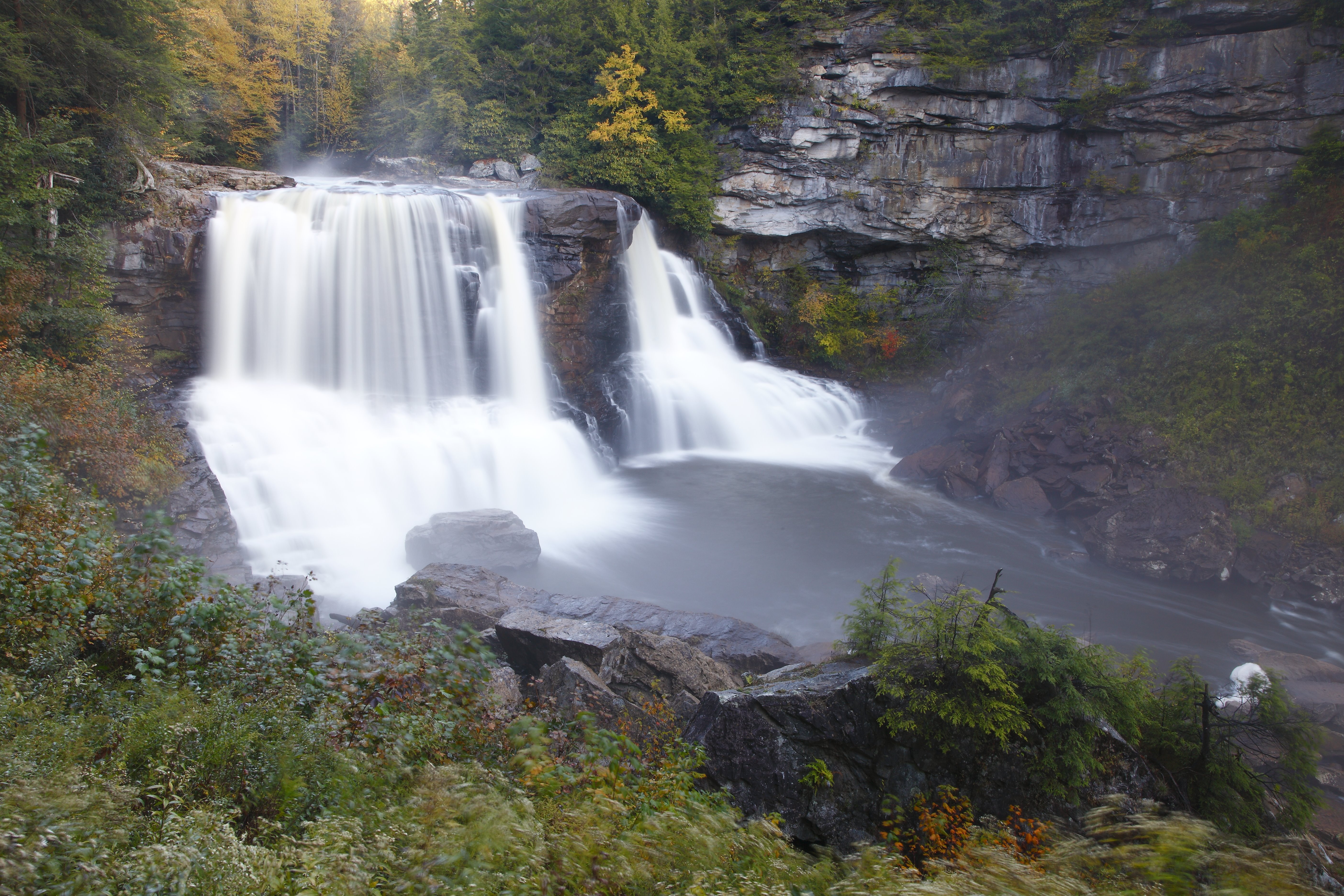 Early Morning Mist Blackwater Falls Autumn Waterfall - Blackwater Falls State Park - HD Wallpaper 