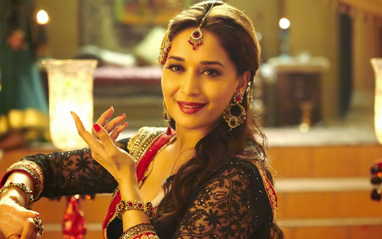 Madhuri Dixit Mehandi Design - HD Wallpaper 