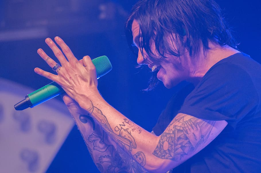 Man Singing On Green Microphone, Man Singing On Microphone, - Kellin Quinn Hand - HD Wallpaper 