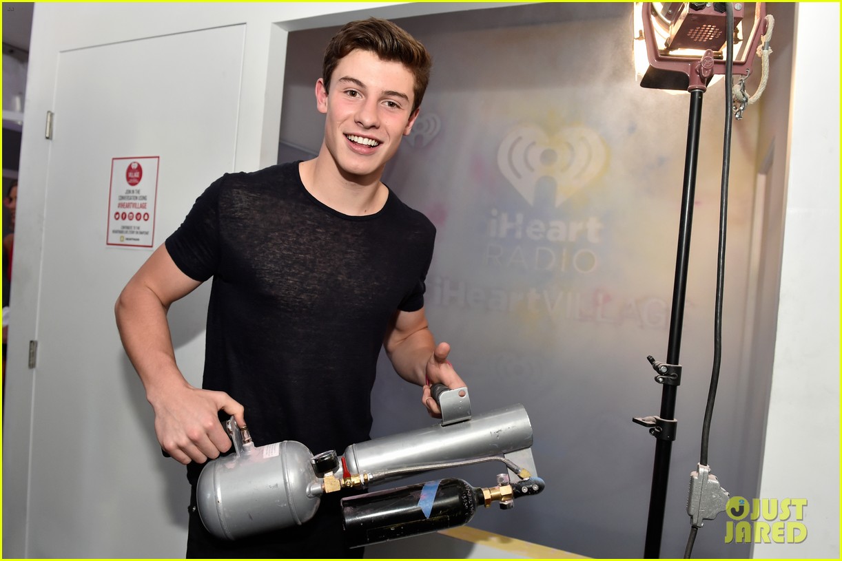 Hailee Steinfeld Shawn Mendes Iheartradio 2015 Festival - Shawn Mendes Wilhelmina Models - HD Wallpaper 