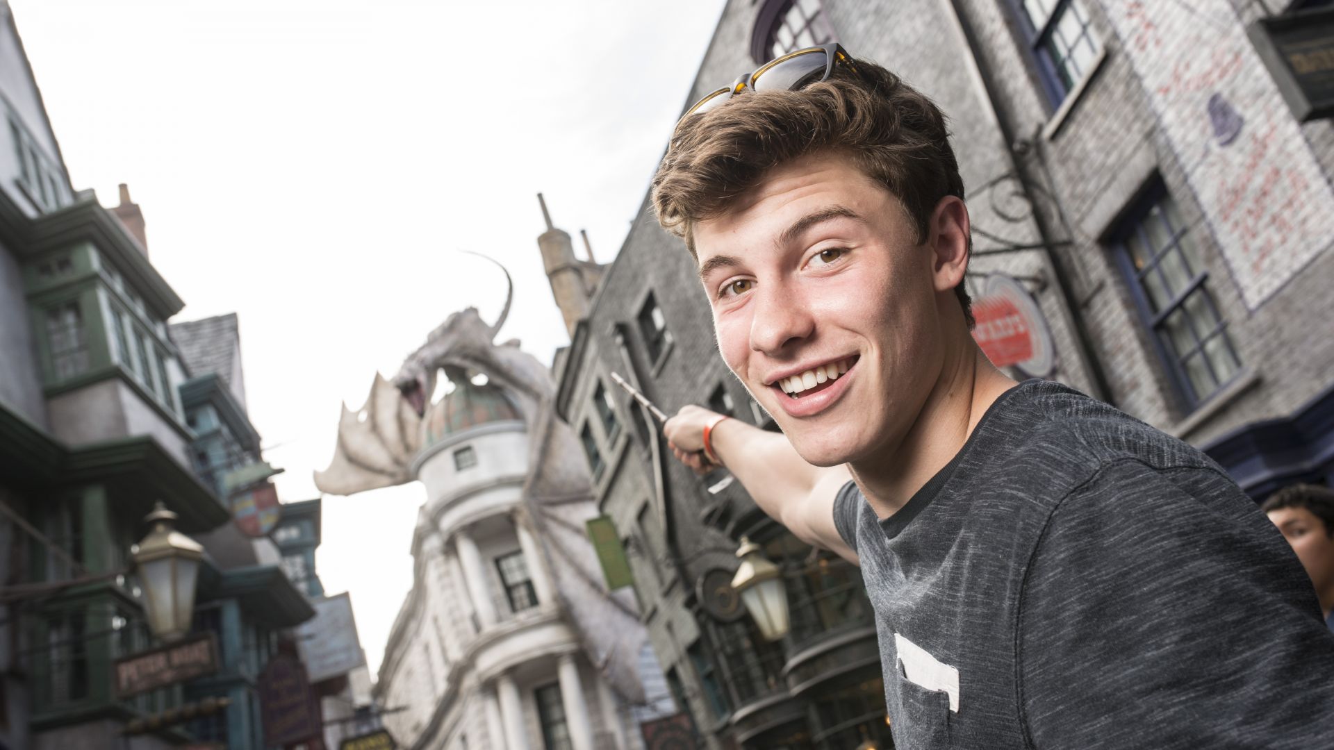 Shawn At The Harry Potter World - Shawn Mendes Harry Potter World - HD Wallpaper 