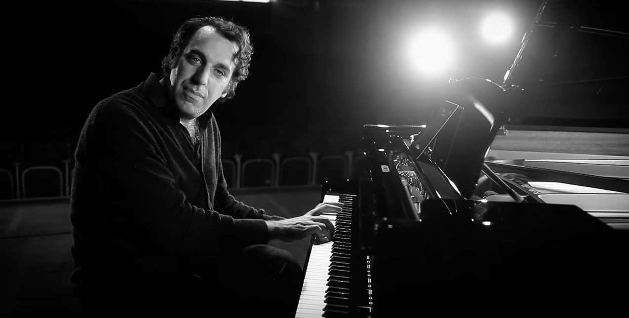 Ghillyg - Chilly Gonzales Live - HD Wallpaper 