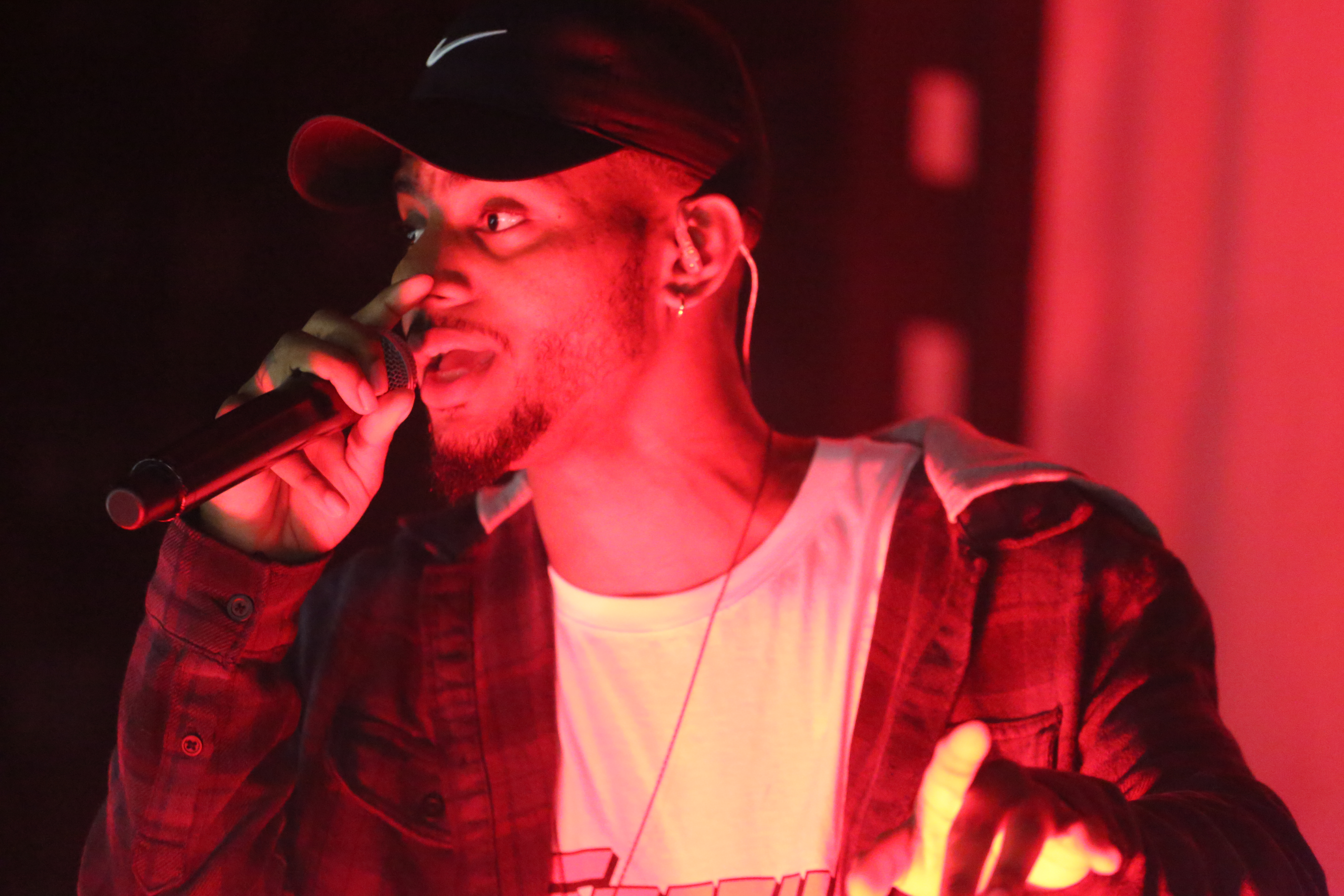 Bryson Tiller Sobs - Concert - HD Wallpaper 