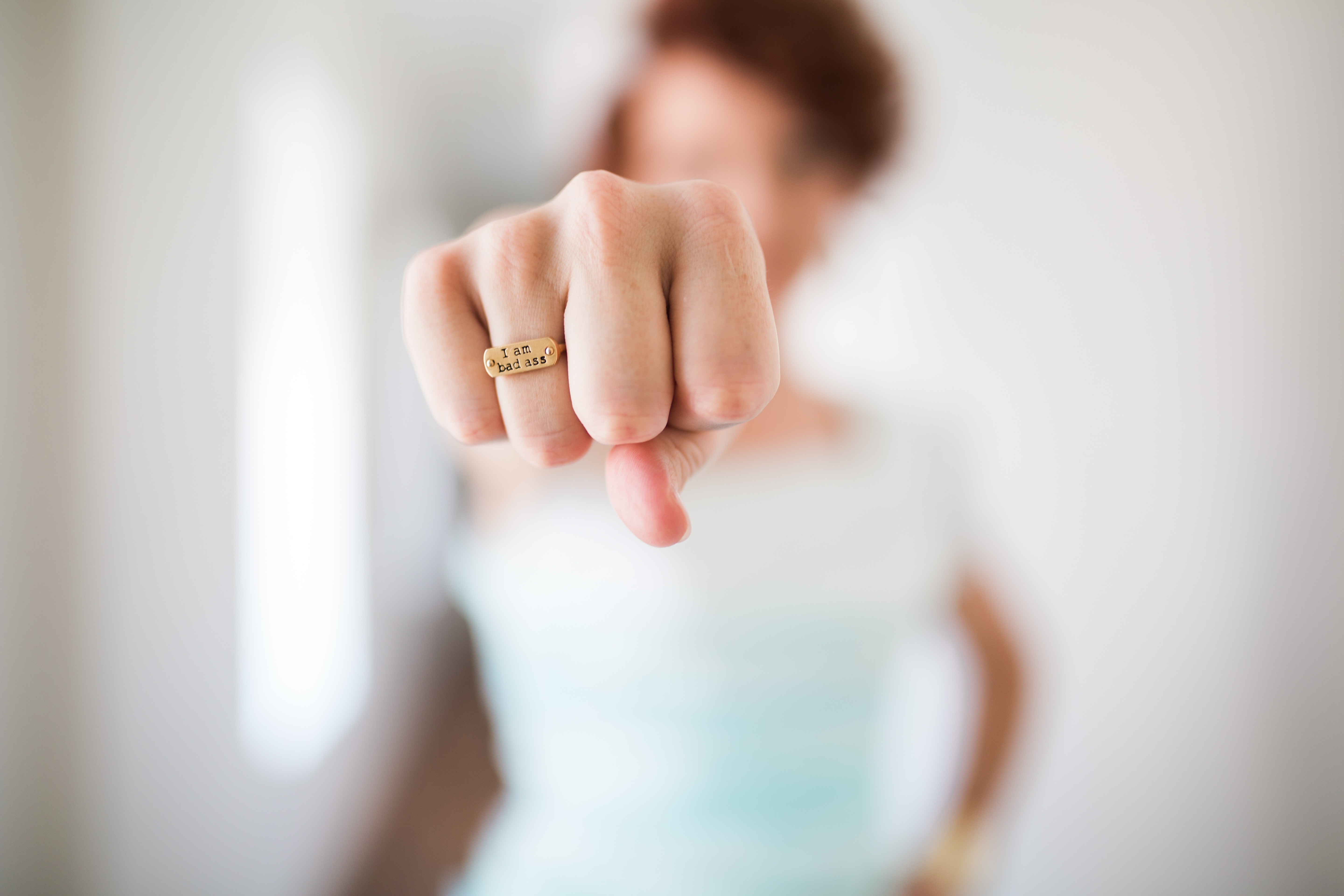 Woman With Fist Rings - HD Wallpaper 