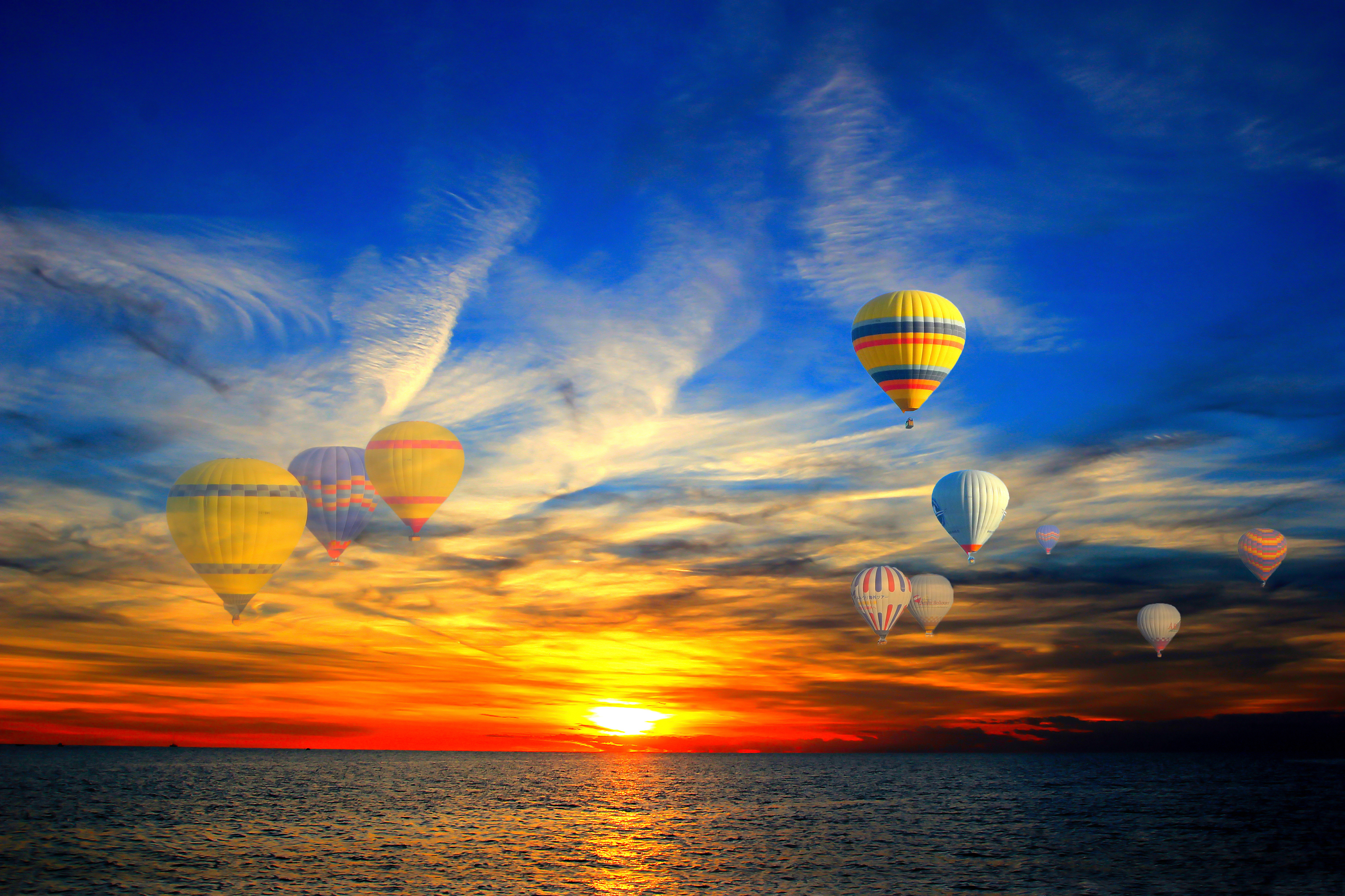 3000 X 2000 Hd Wallpapers - Hot Air Balloons Over Ocean - HD Wallpaper 