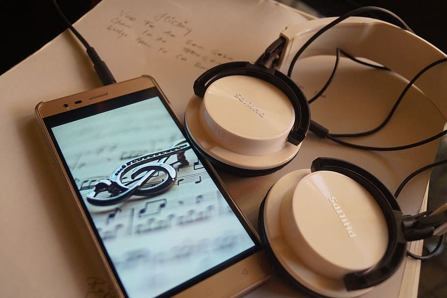 White Philips Headphones Beside Smartphone, Lenovo, - Componer Canciones - HD Wallpaper 