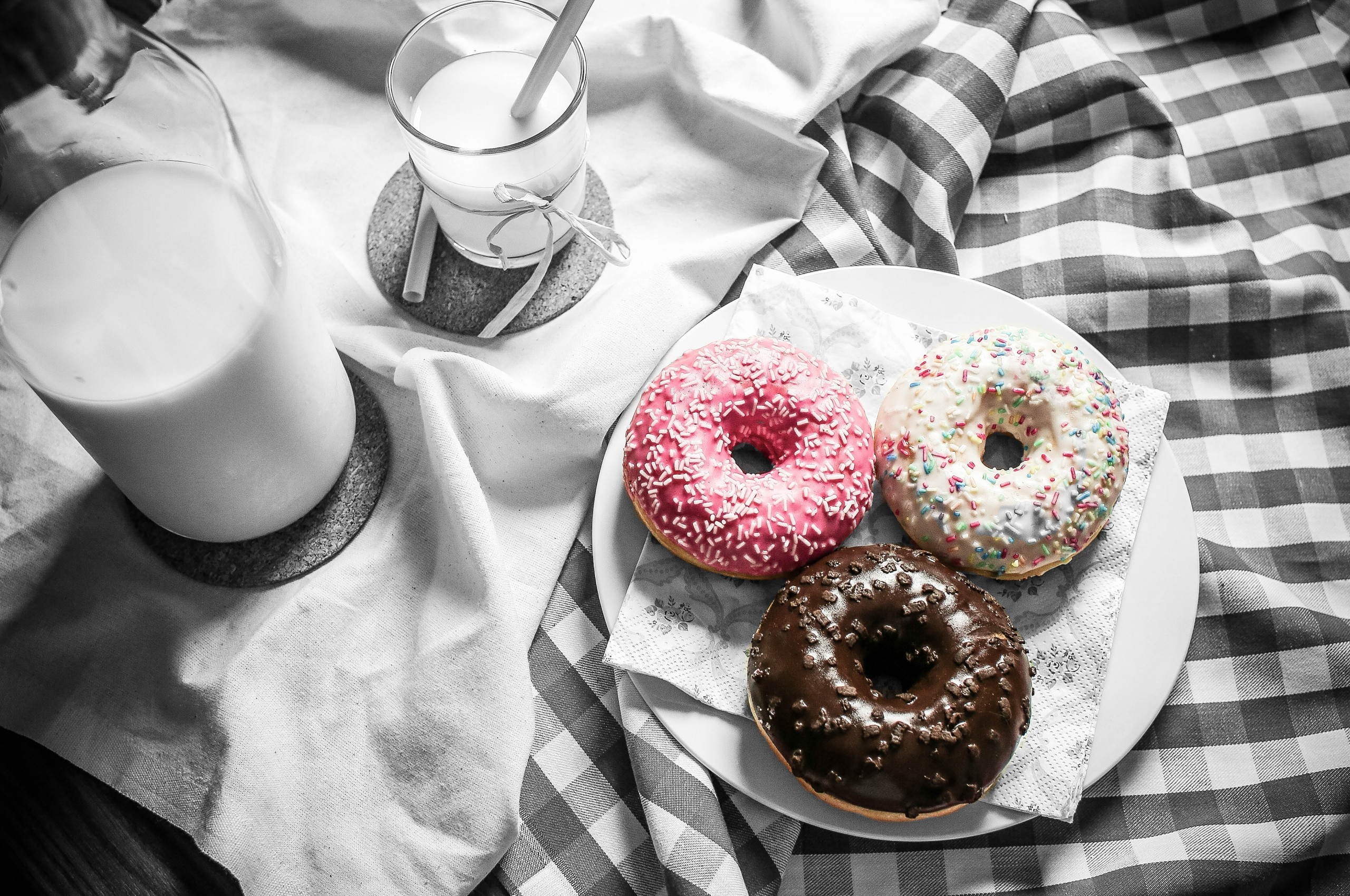 Milk, Donuts, Plate, Above, Colorful, Dessert, Drinks - Color Pop Black And White - HD Wallpaper 