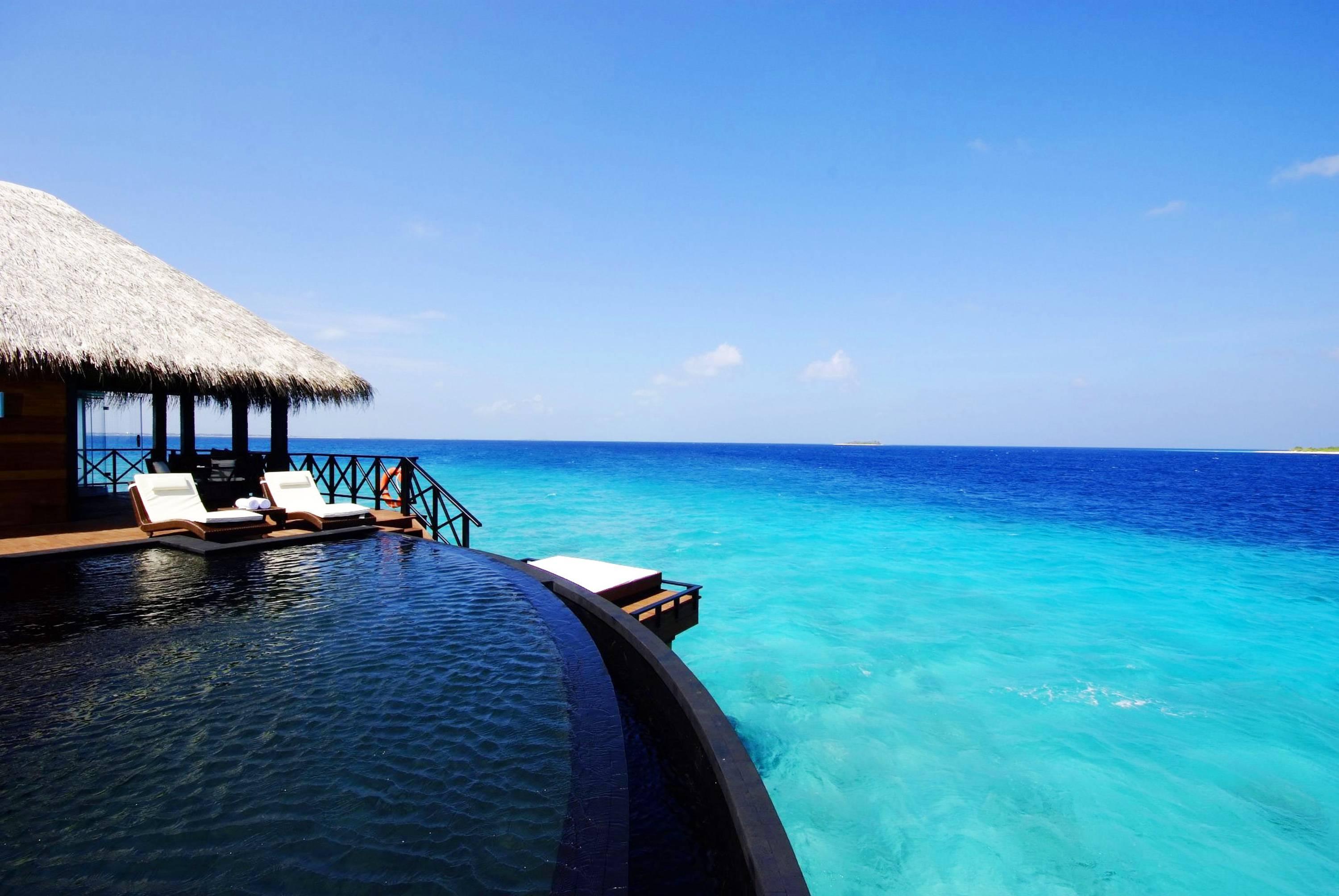 Water Villa With Infinity Pool - Infinity Pool Wallpaper Hd - HD Wallpaper 