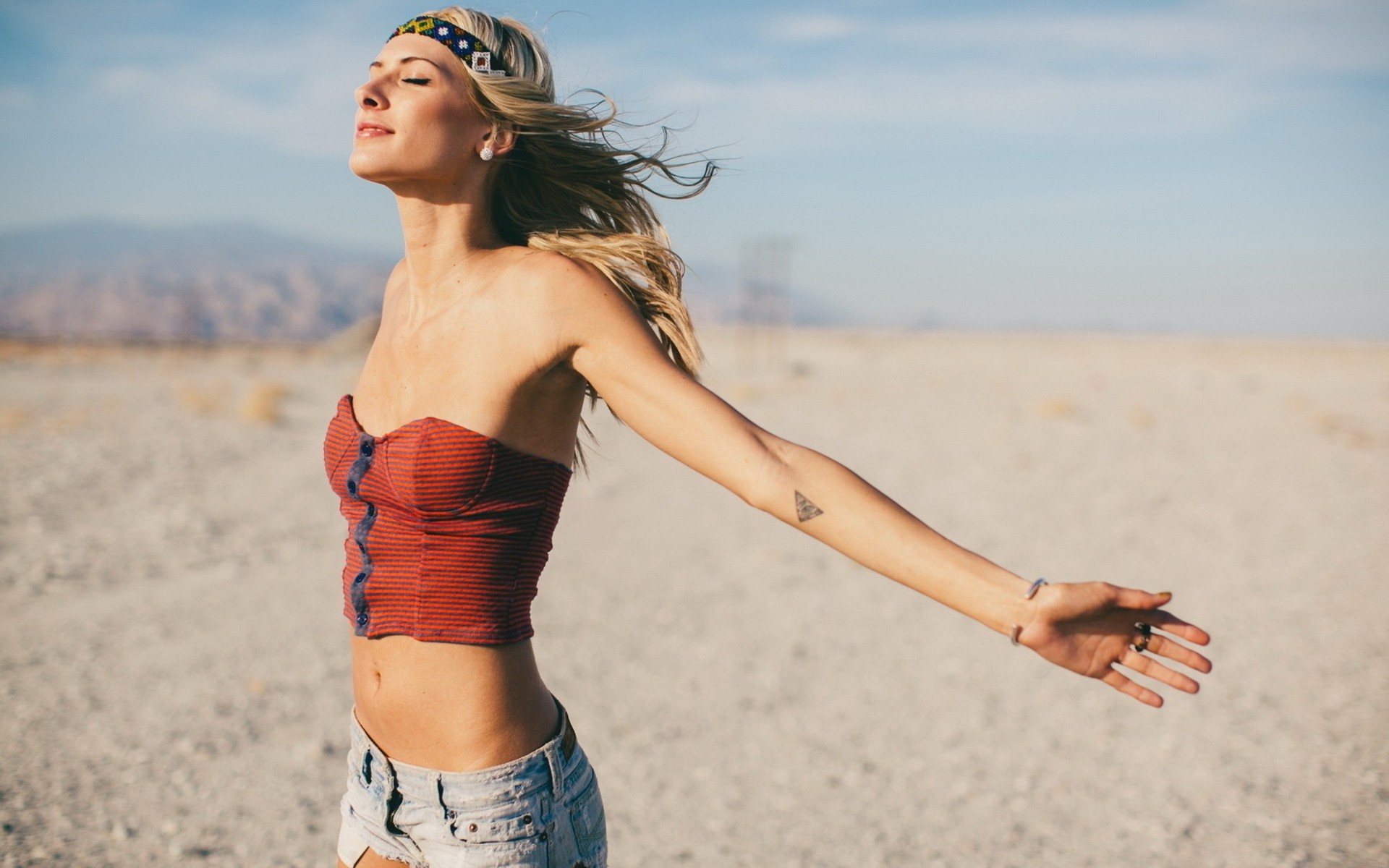 Skinny Hippie - HD Wallpaper 