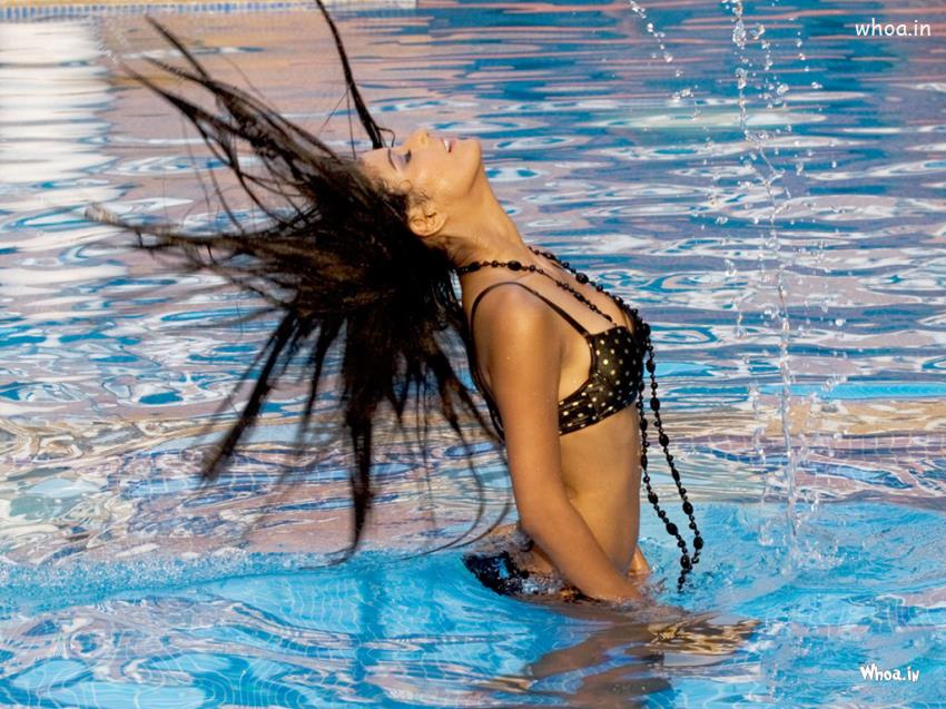 Poonam Pandey Swimming In Black Bikini Hd Photoshoot - HD Wallpaper 