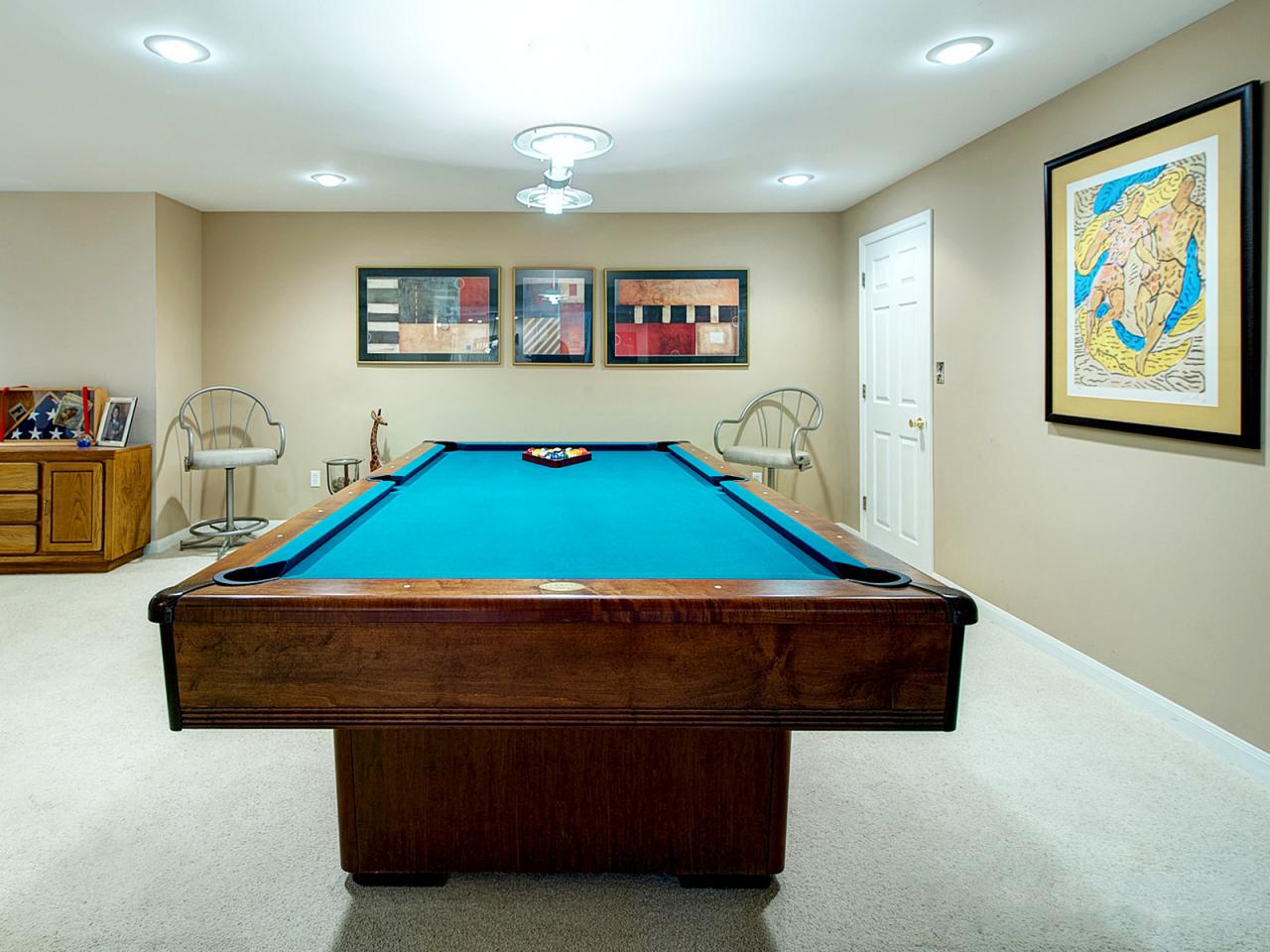 Traditional Neutral Game Room With Pool Table - Billiard Table - HD Wallpaper 