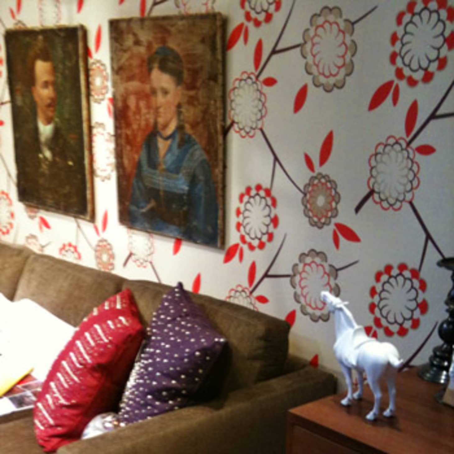 Studio Couch - HD Wallpaper 