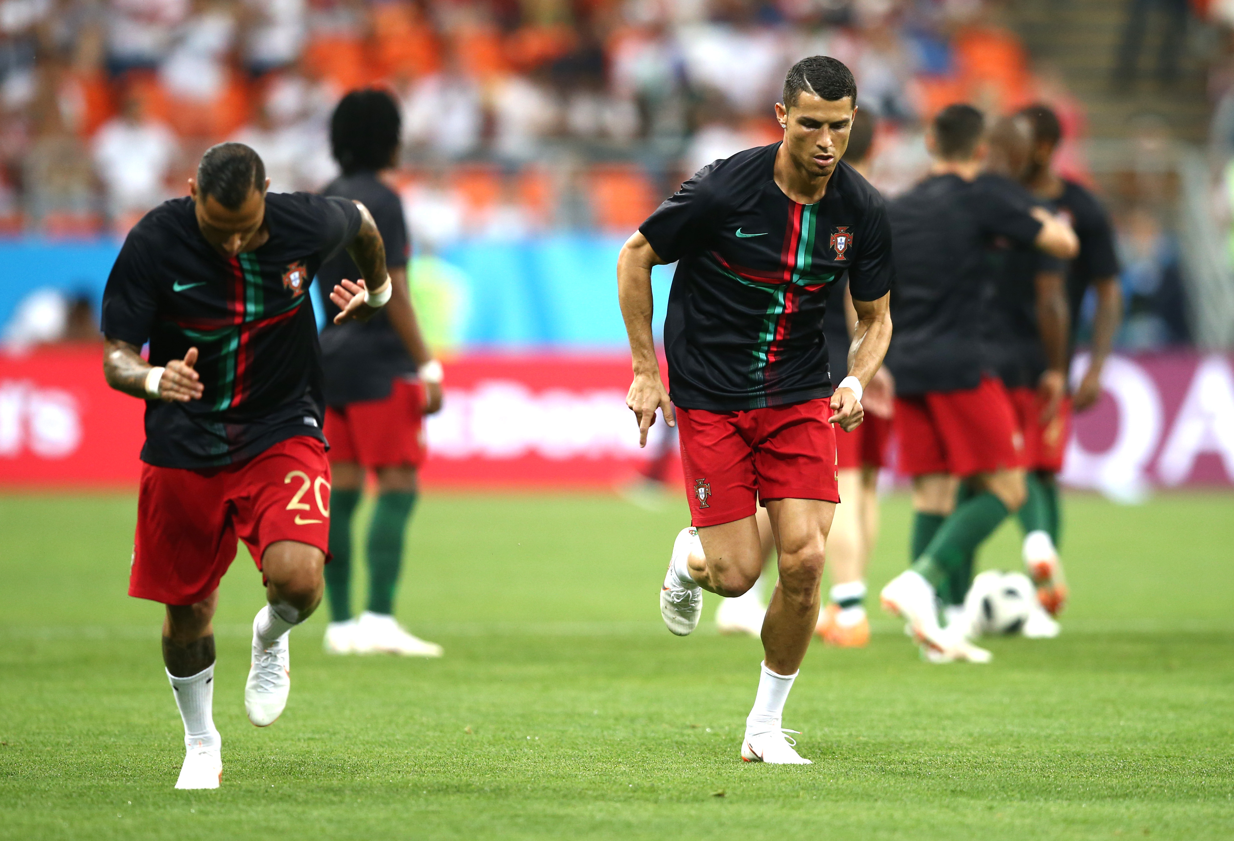 Ricardo Quaresma And Cristiano Ronaldo Of Portugal - Cristiano Ronaldo Long Socks - HD Wallpaper 