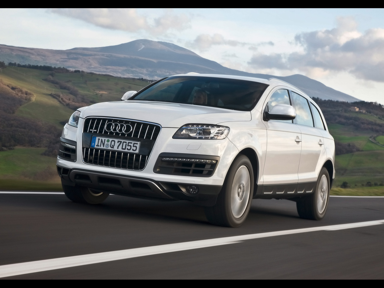 Audi Q7 2010 - HD Wallpaper 