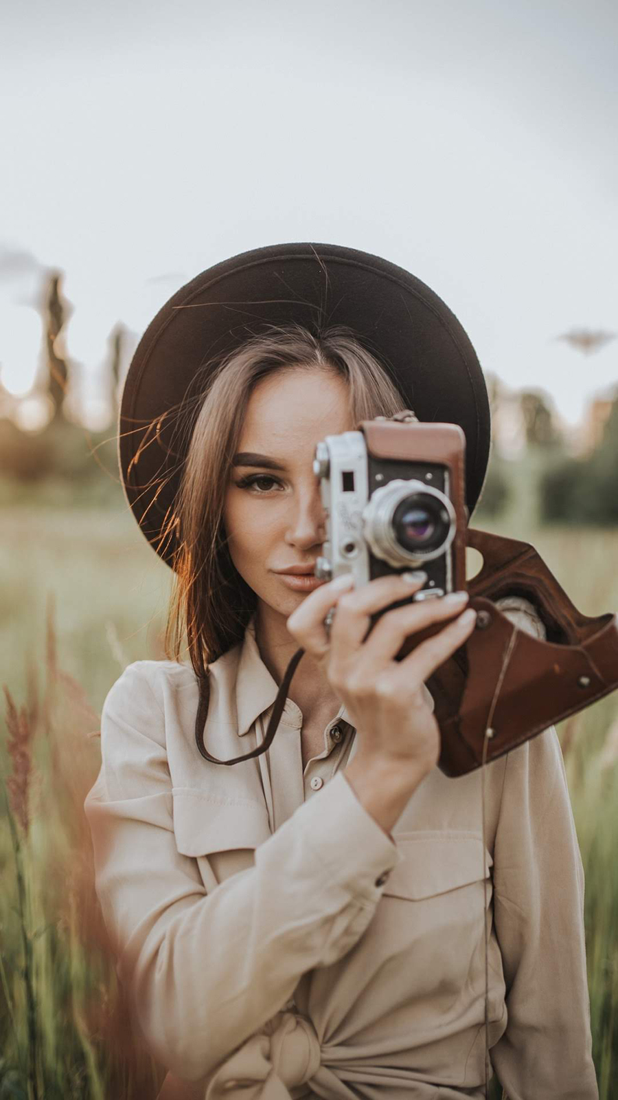 Girl Holding Camera - HD Wallpaper 