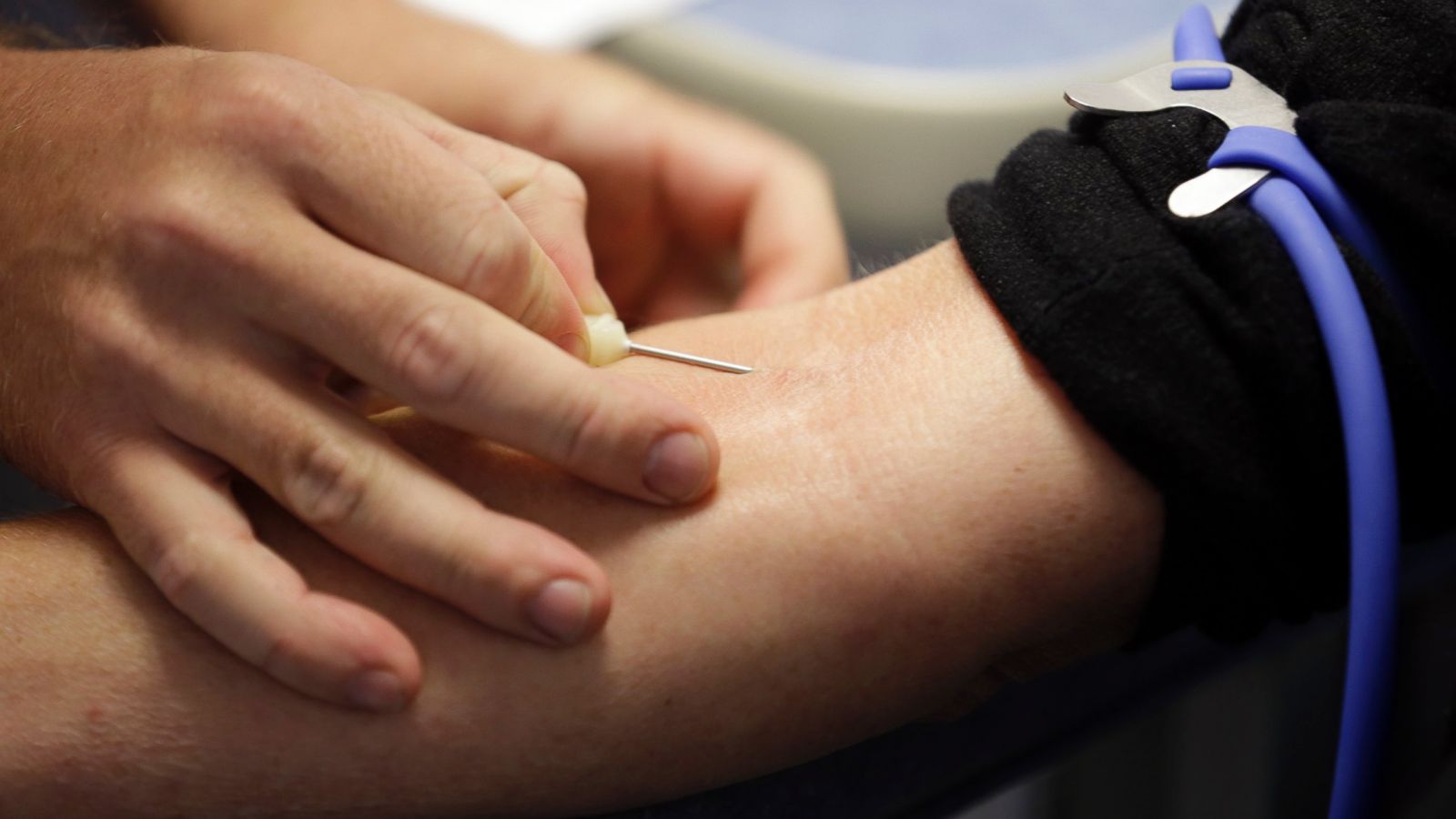 Blood Donation Needle Mark - HD Wallpaper 