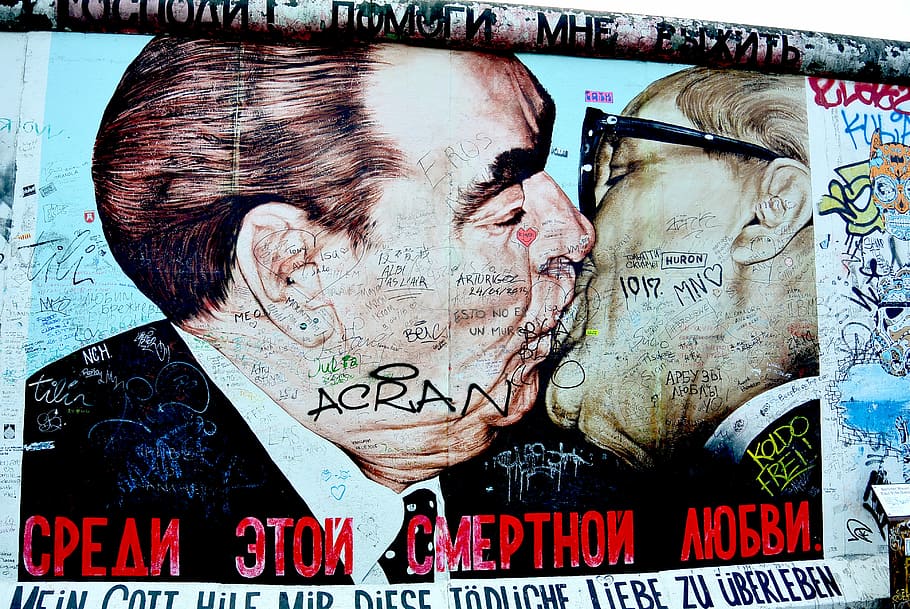 Deadly Love, Photo Of Two Man Kissing Each Other, Male, - East Side Gallery - HD Wallpaper 