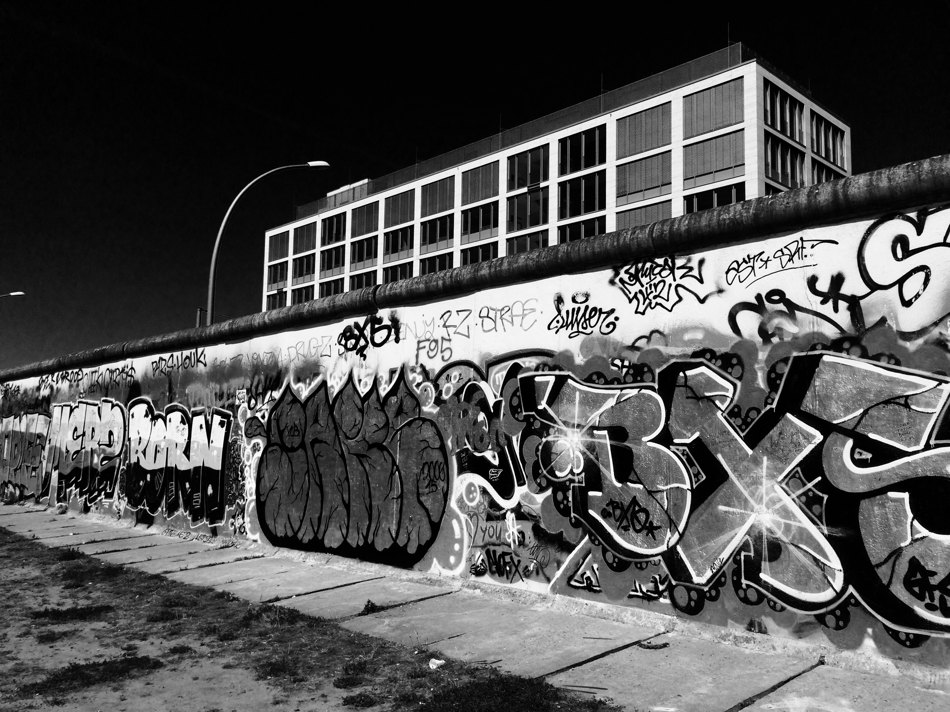 Berlin Graffiti Wall Black And White - HD Wallpaper 