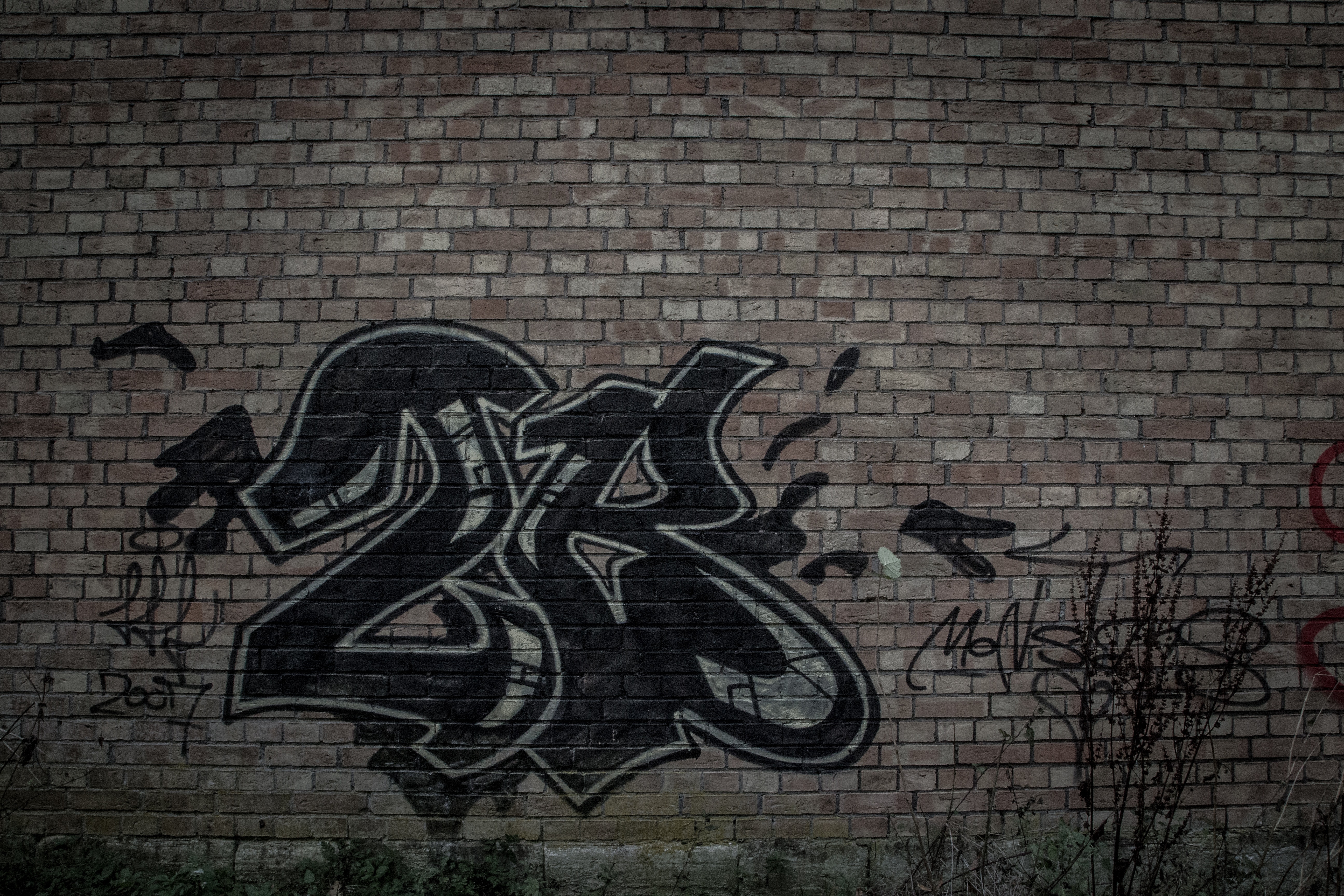 Black Brick Wall With Graffiti - HD Wallpaper 