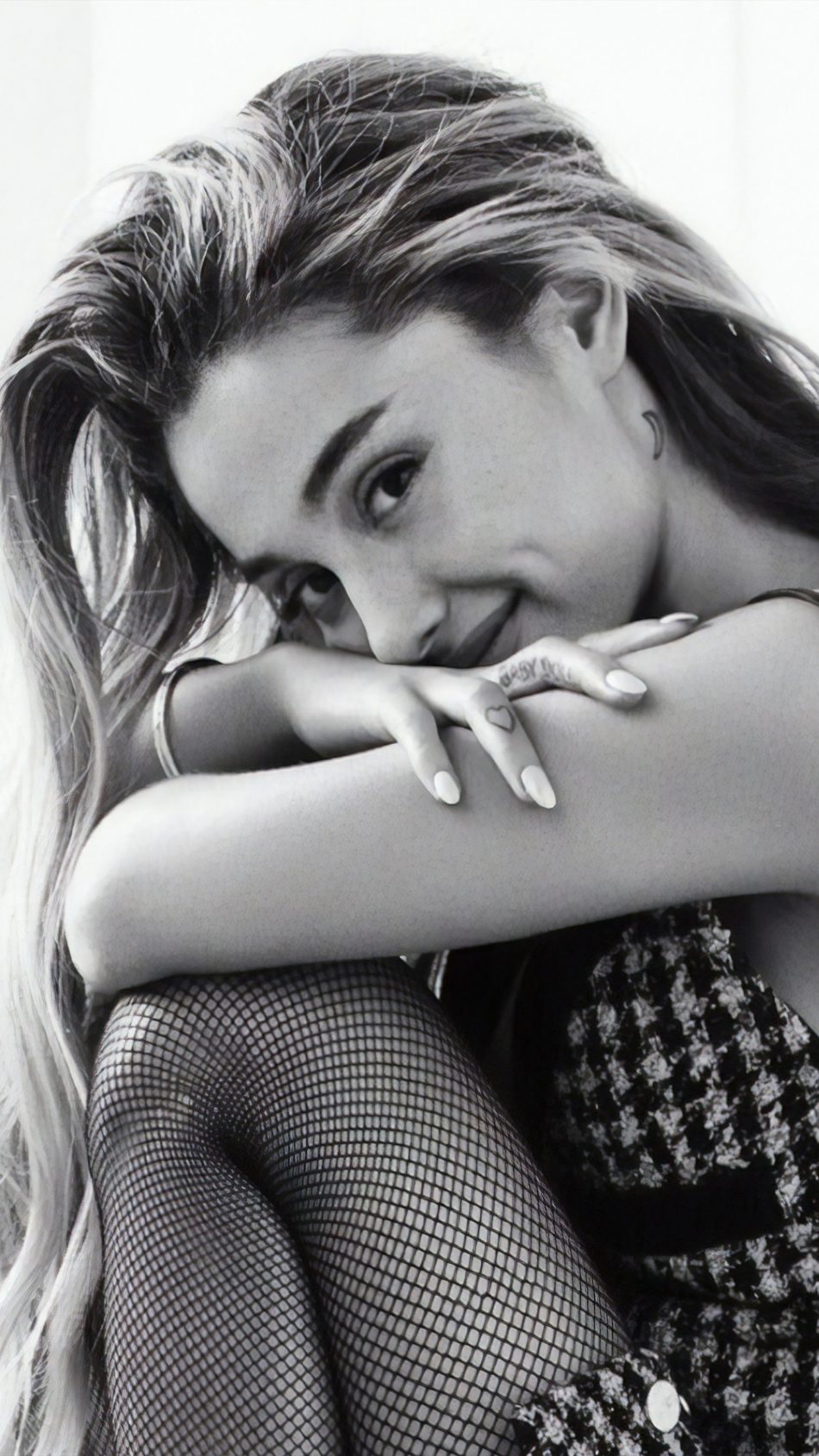 Ariana Grande Beautiful Monochrome 4k Ultra Hd Mobile Ariana Grande Vogue Photoshoot 950x16 Wallpaper Teahub Io