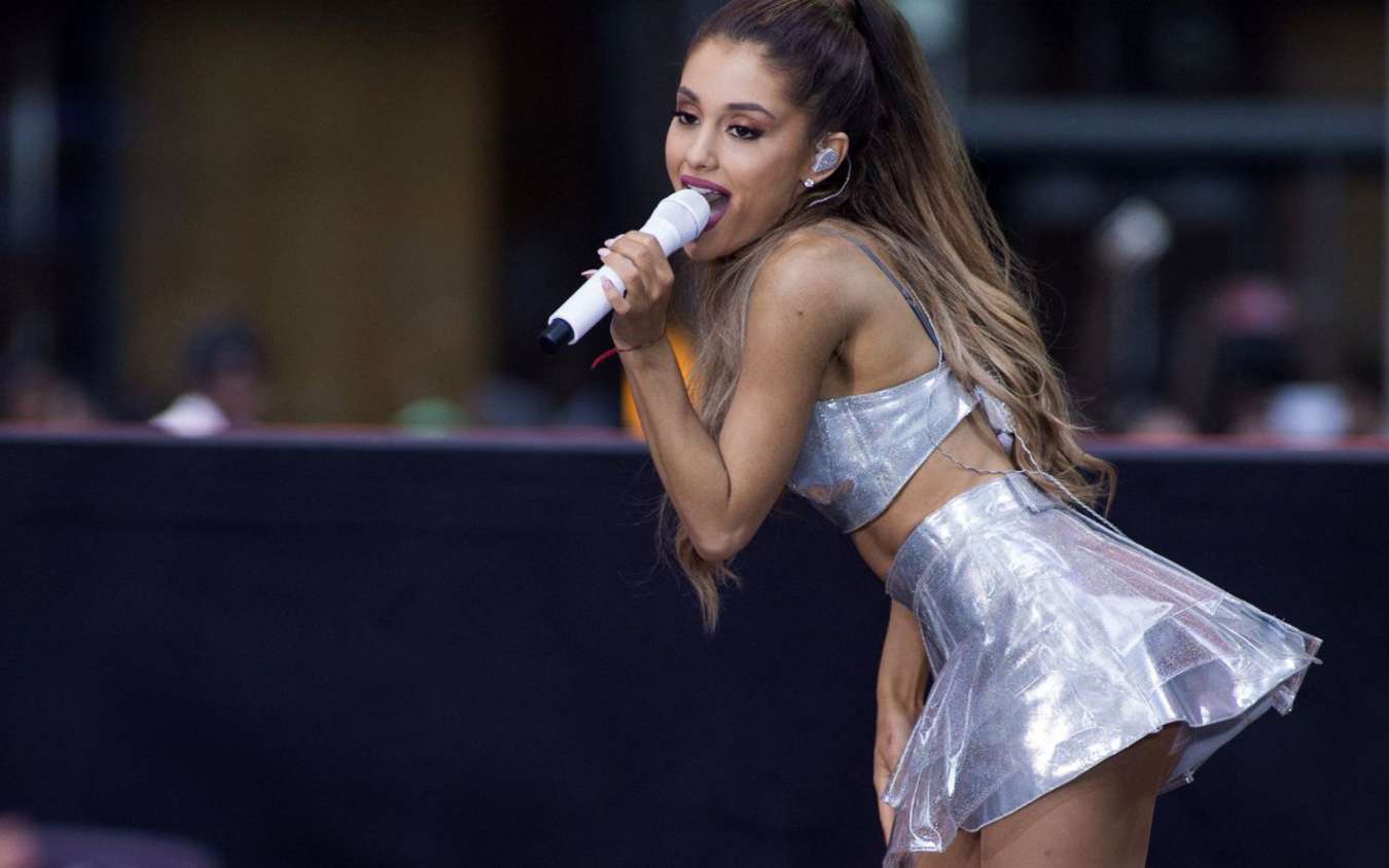Ariana Grande 20 Hot Wallpapers - Singing - HD Wallpaper 