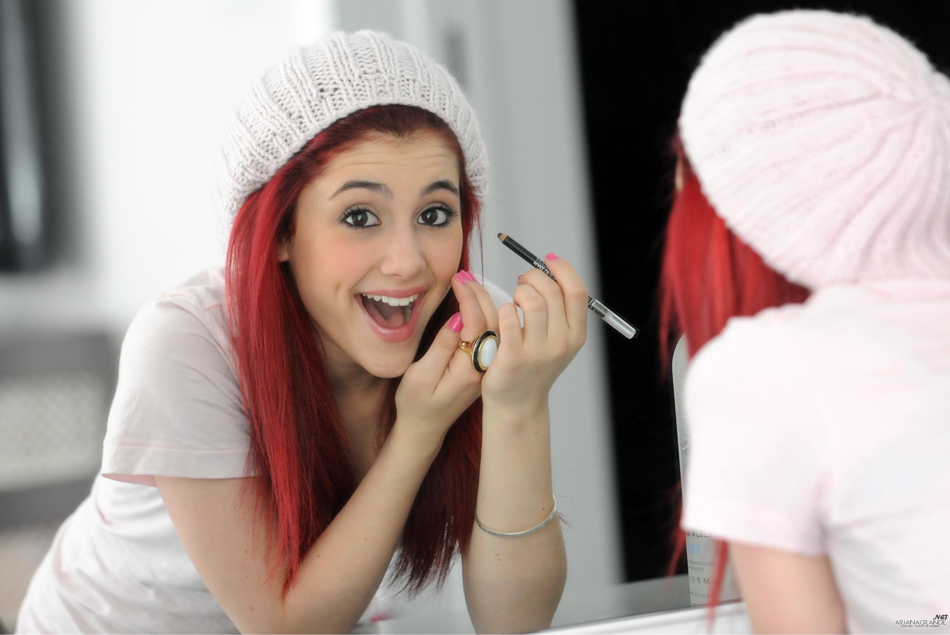 Celebrity Putting On Makeup - HD Wallpaper 