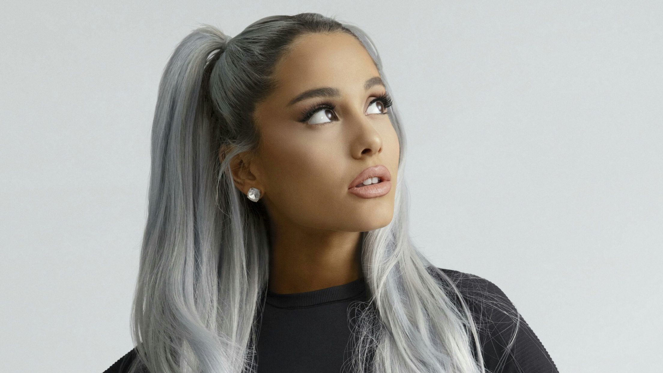 Silver Hair Ariana Grande - HD Wallpaper 