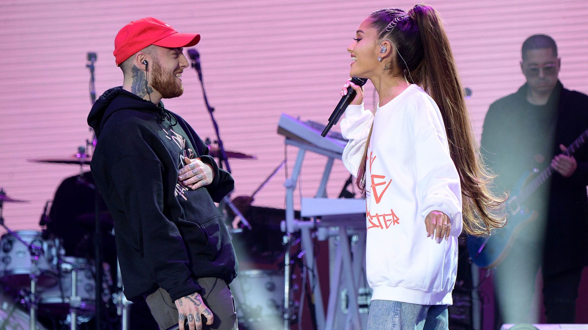 Mac Miller And Ariana Grande Perform On Stage During - Ariana Grande And Mac Miller One Love Manchester - HD Wallpaper 