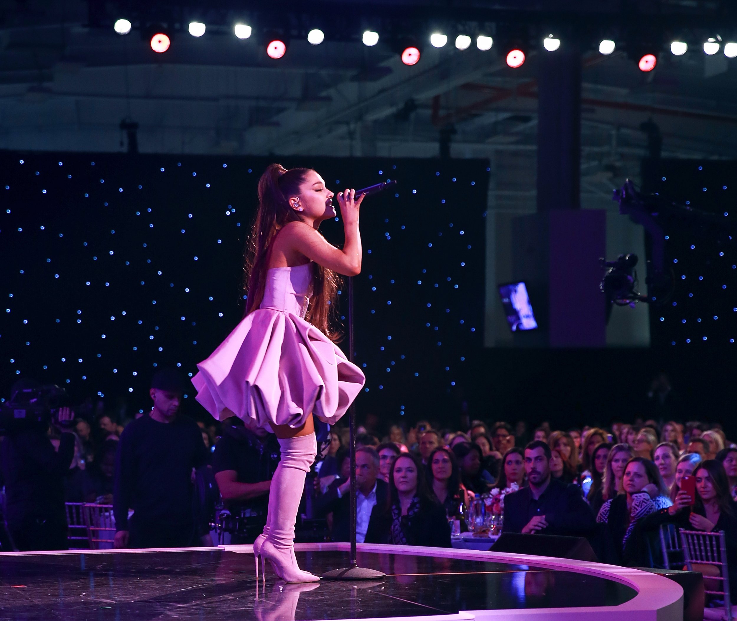 Ariana Grande On Stage Purple Cloud Dress - Jungkook At Ariana Grande Concert - HD Wallpaper 
