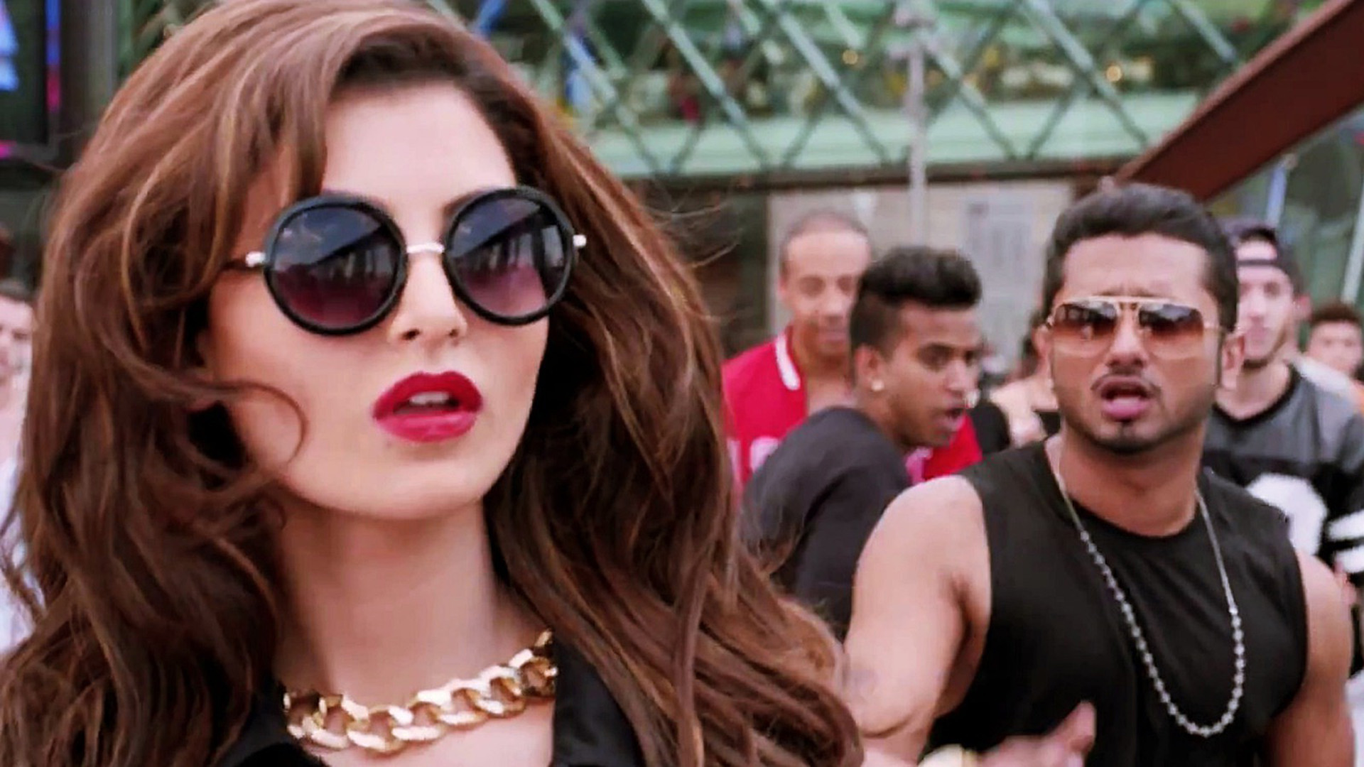 Urvashi Rautela In Love Dose With Yo Yo Honey Singh - Girl - HD Wallpaper 