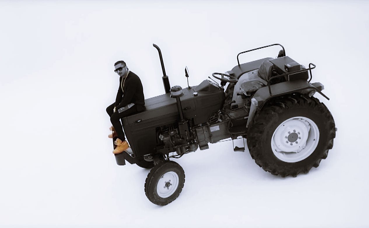 Yo Yo Honey Singh Rocking Style High Definition Wallpapers - Honey Singh On Tractor - HD Wallpaper 