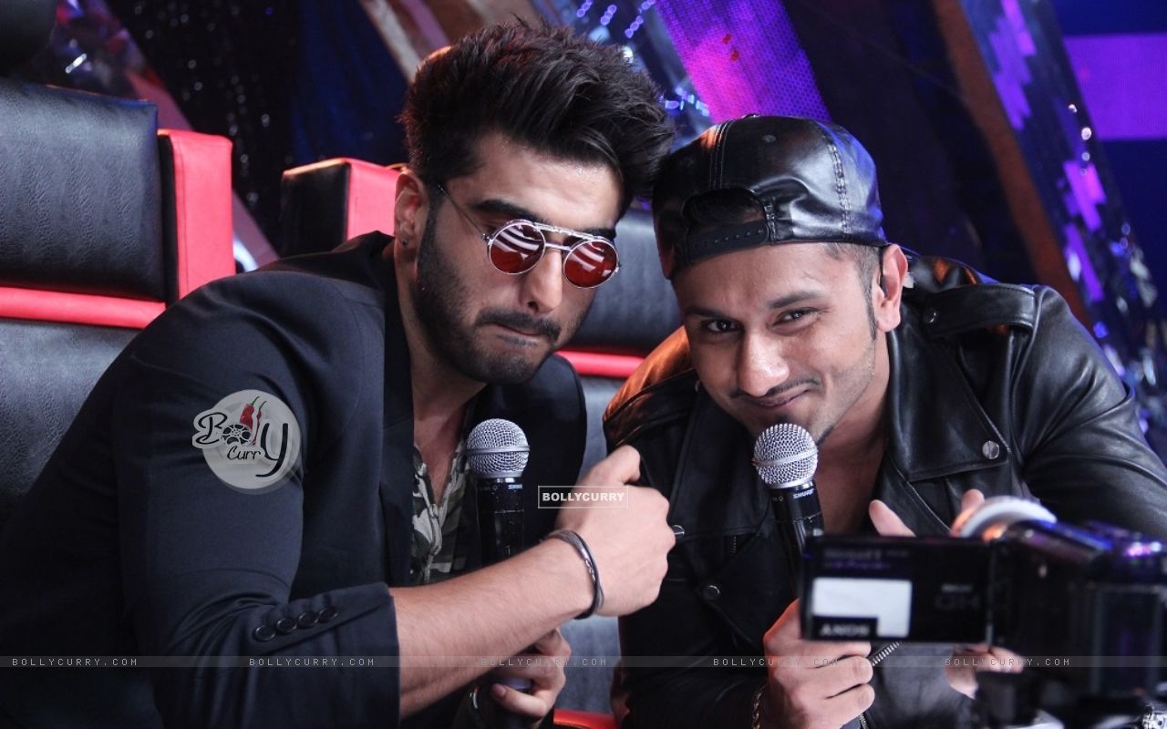 Arjun Kapoor Poses With Yo Yo Honey Singh At The Promotions - Event - HD Wallpaper 